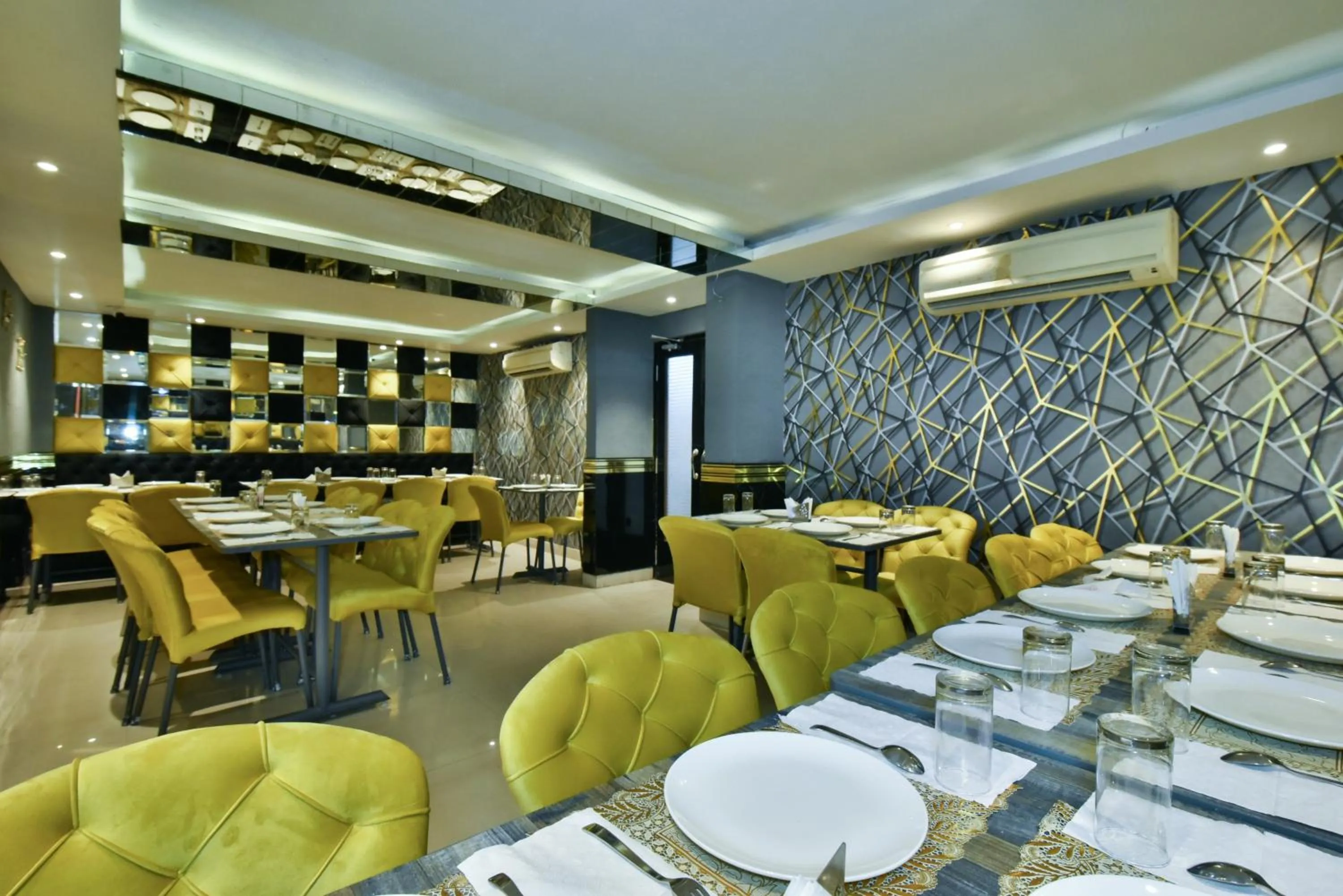 Restaurant/places to eat in Hotel Puri Palace