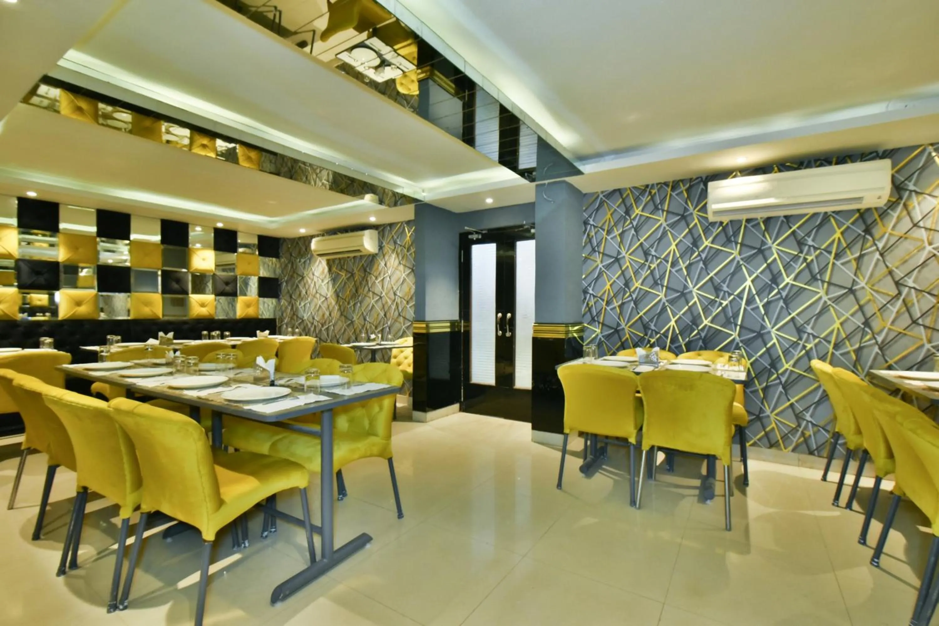 Restaurant/places to eat in Hotel Puri Palace