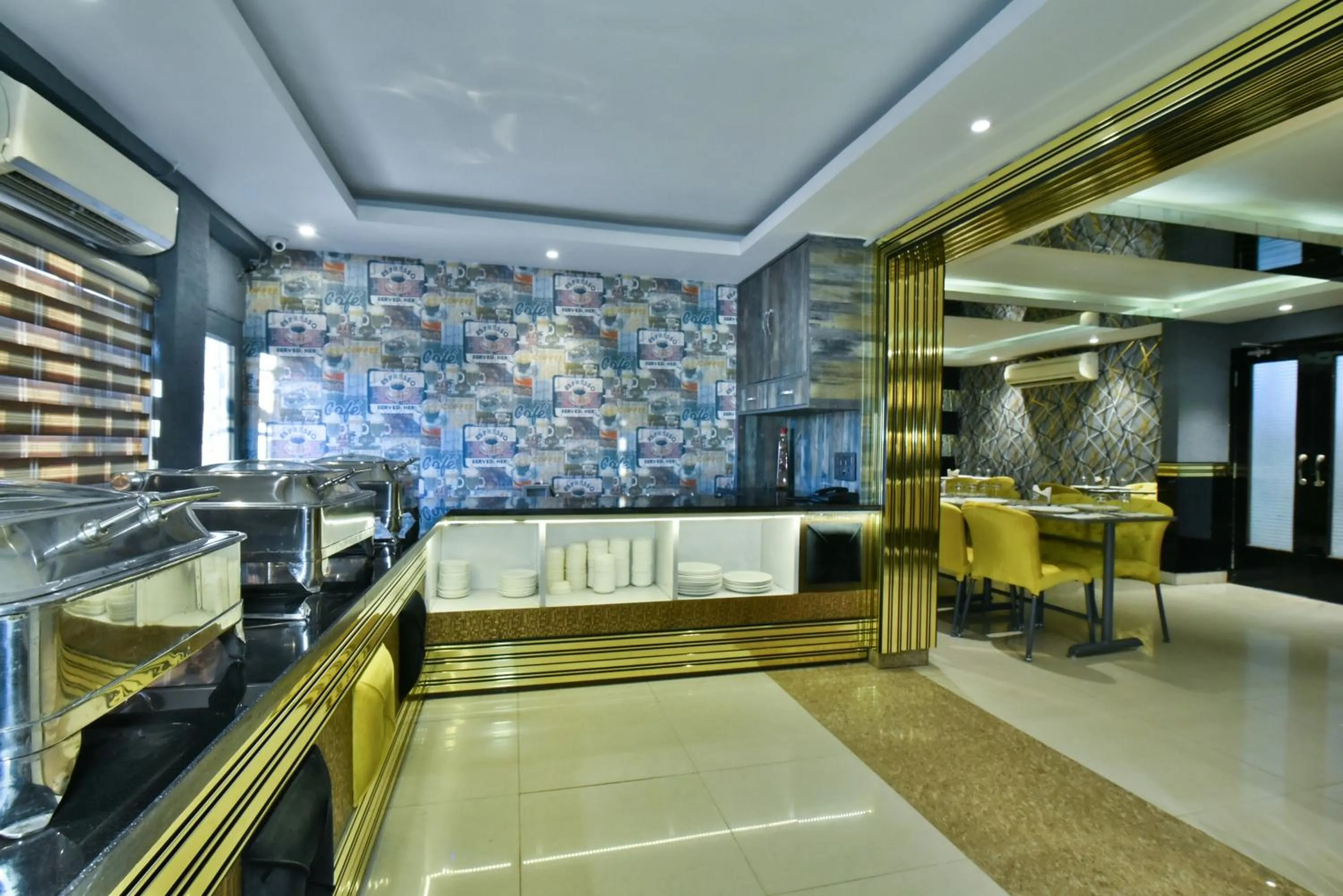 Restaurant/places to eat in Hotel Puri Palace