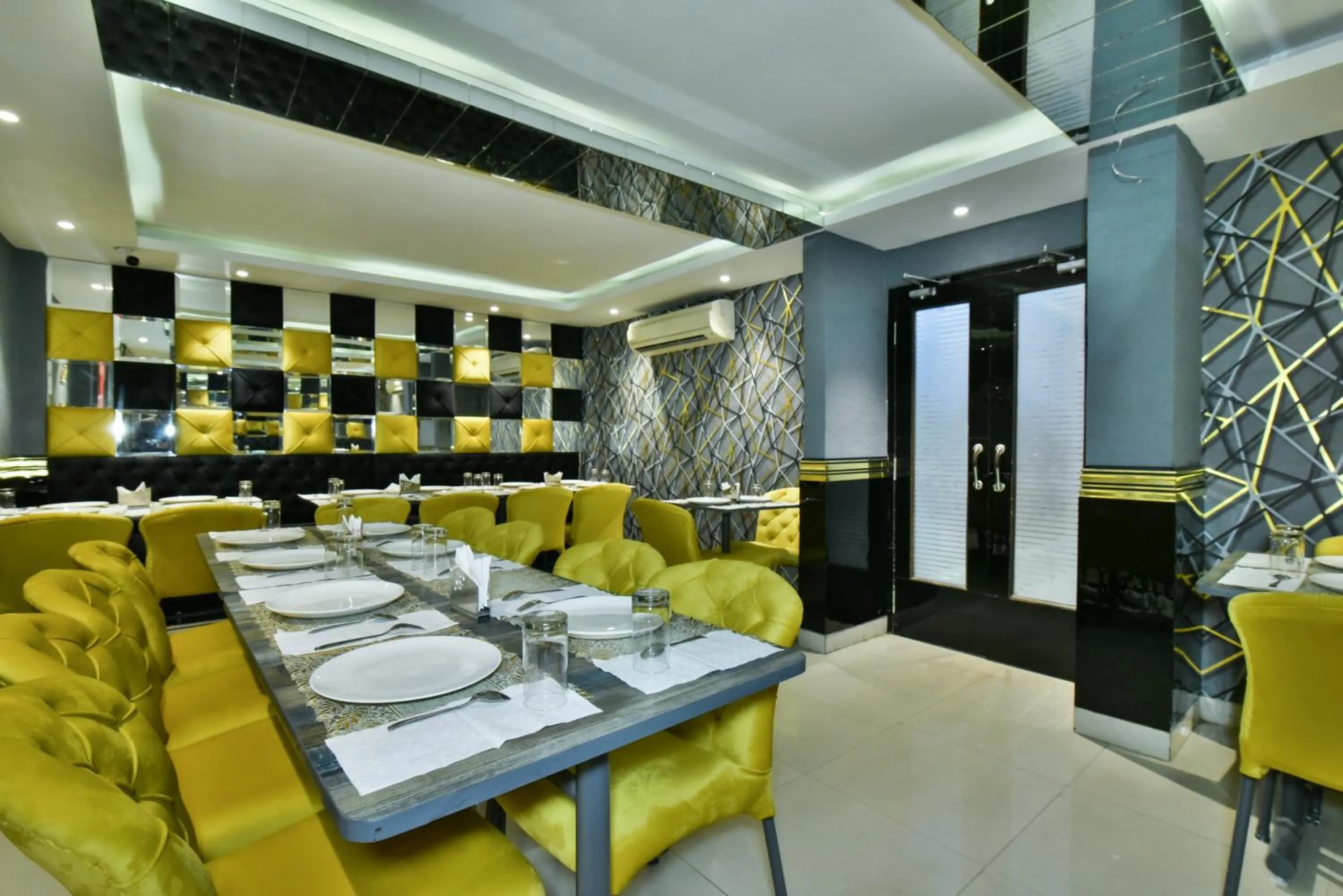Restaurant/places to eat in Hotel Puri Palace