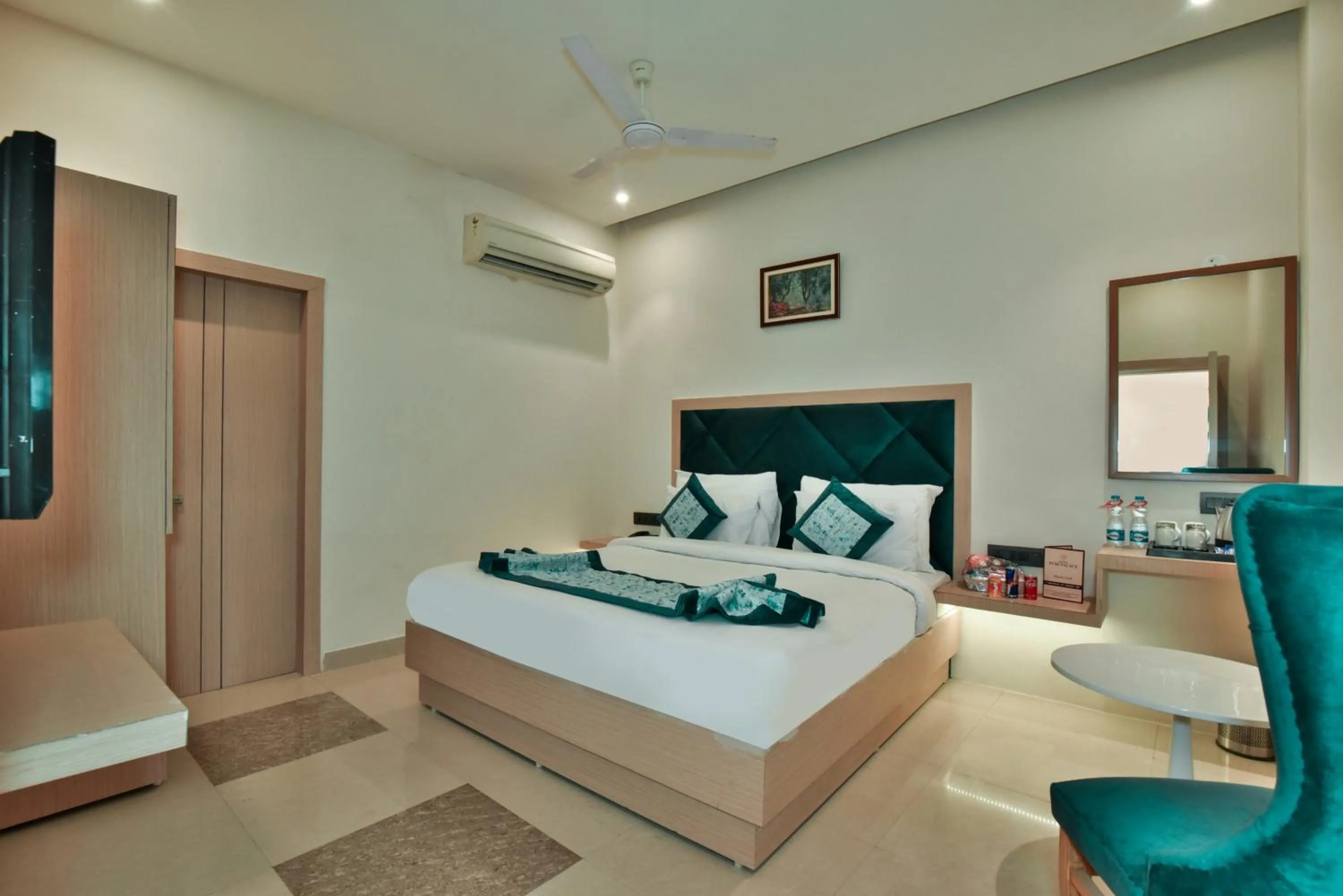 Bed in Hotel Puri Palace