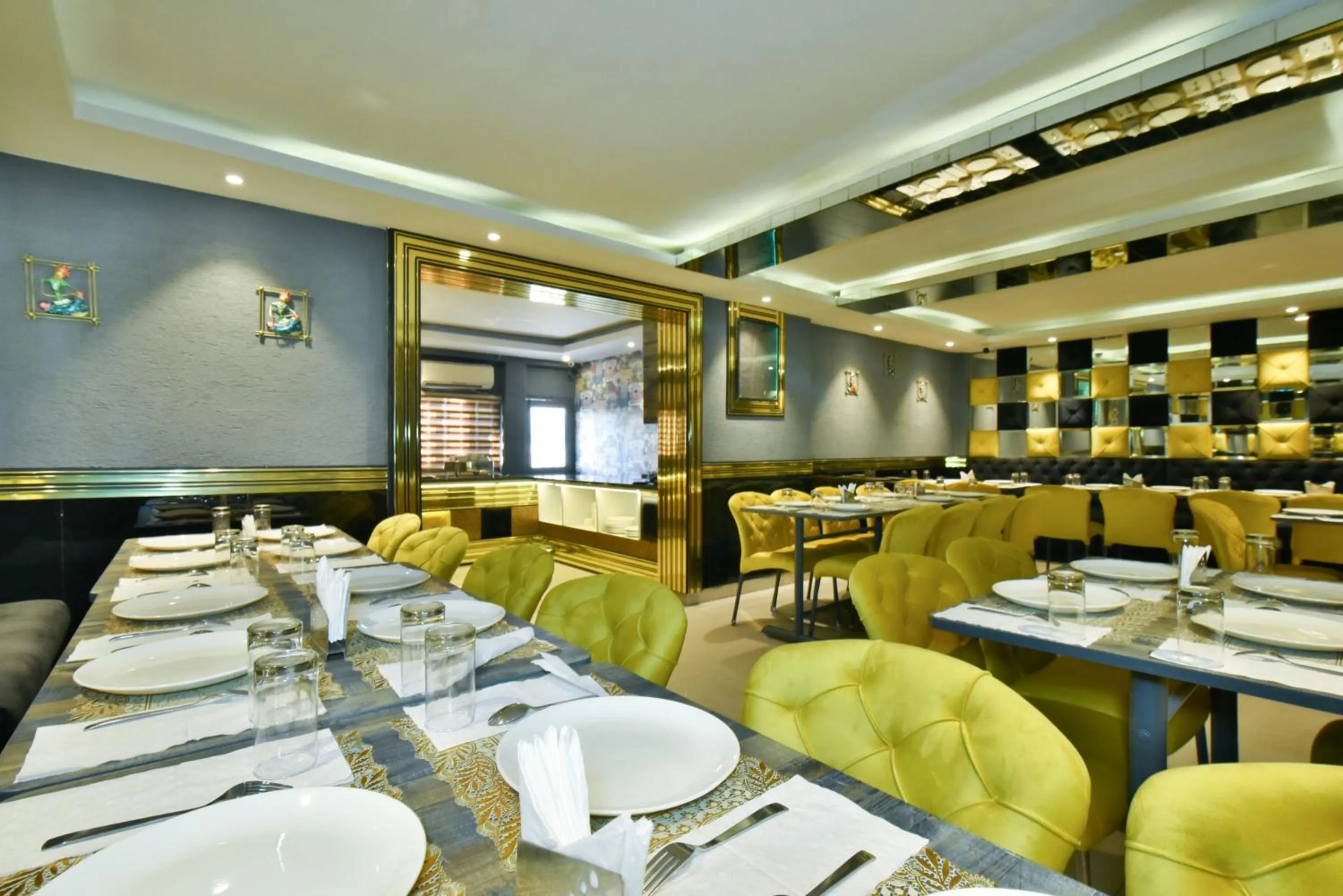 Restaurant/places to eat in Hotel Puri Palace