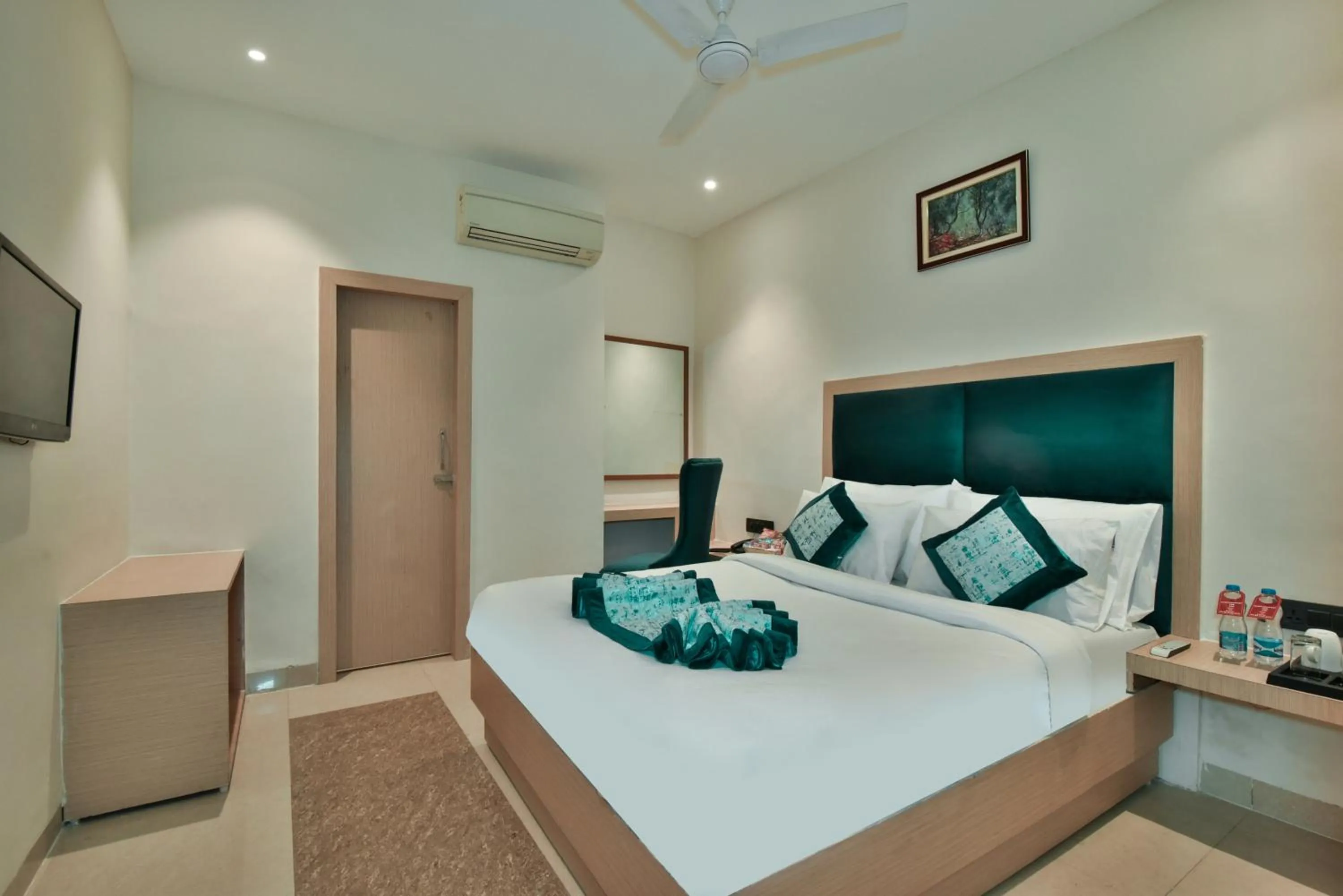 Photo of the whole room, Bed in Hotel Puri Palace