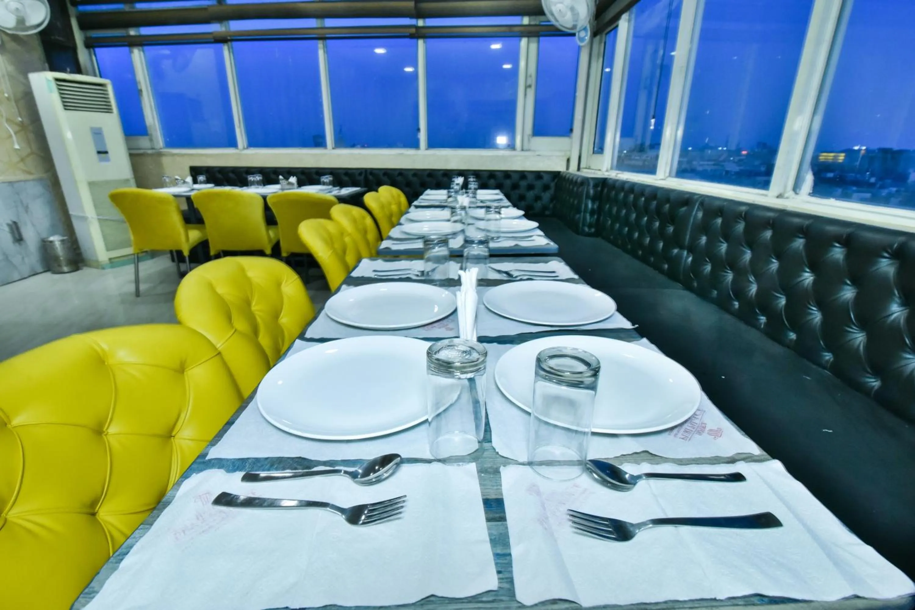 Restaurant/places to eat in Hotel Puri Palace