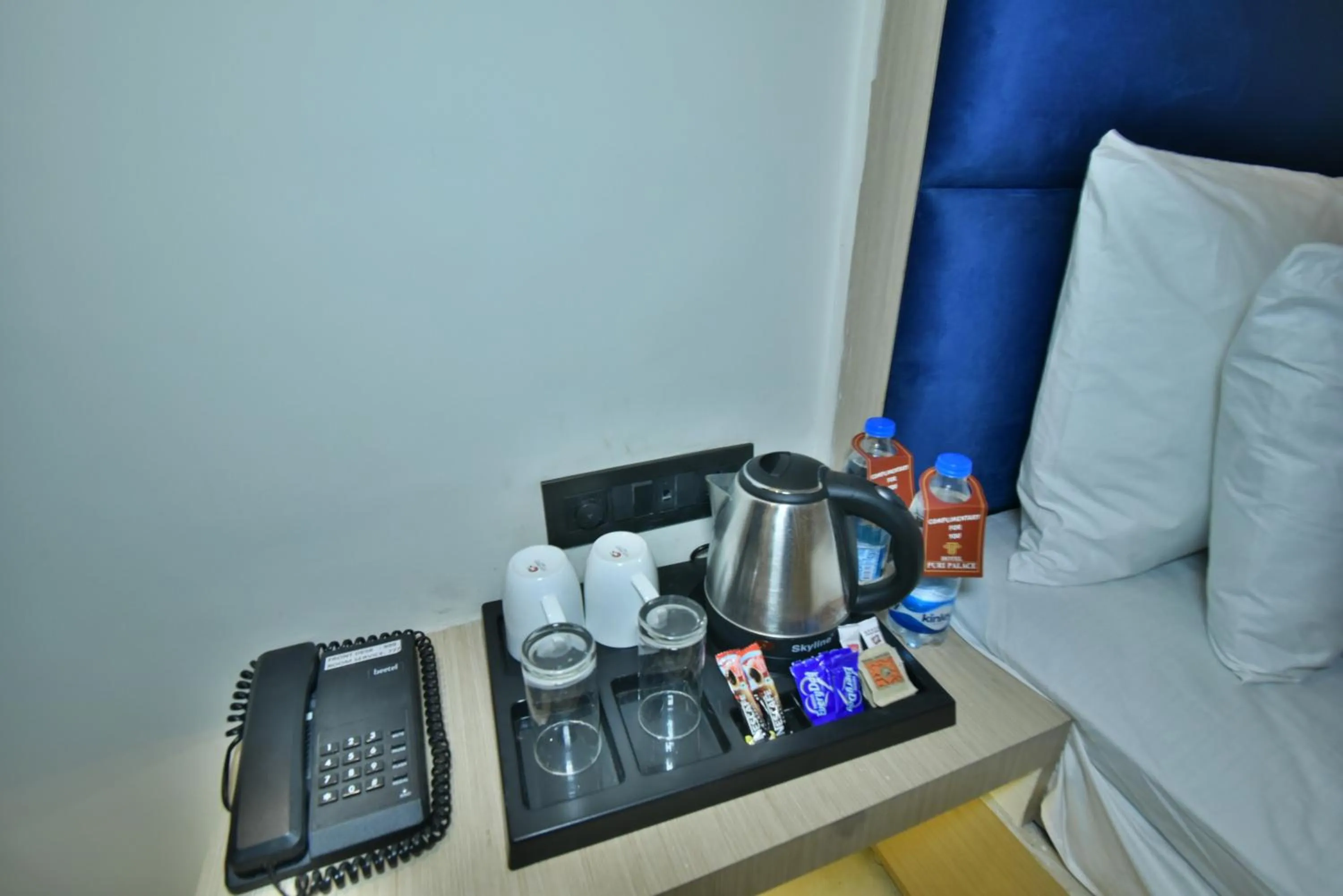 Coffee/tea facilities, Bed in Hotel Puri Palace