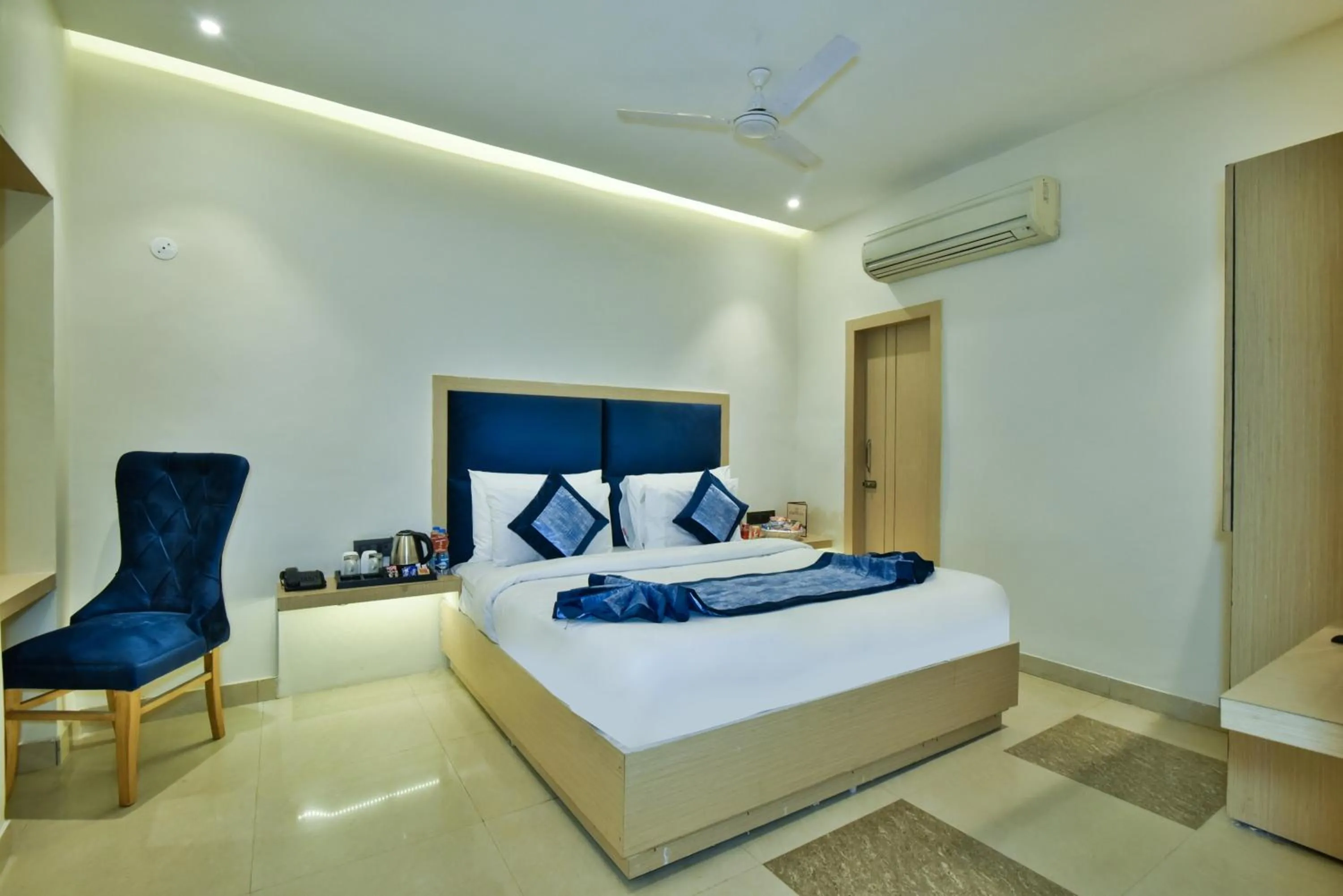 Seating area, Bed in Hotel Puri Palace