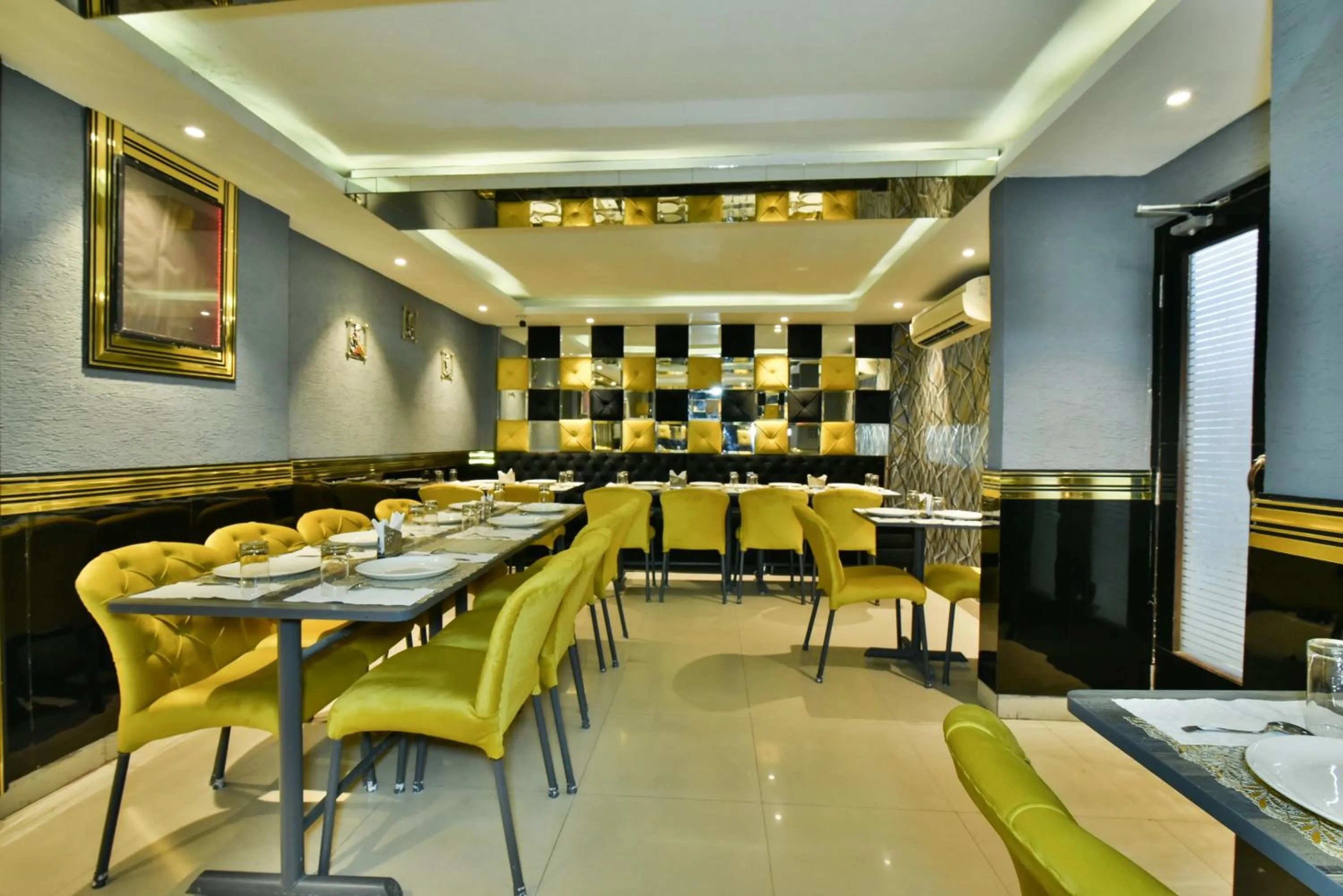 Restaurant/places to eat in Hotel Puri Palace