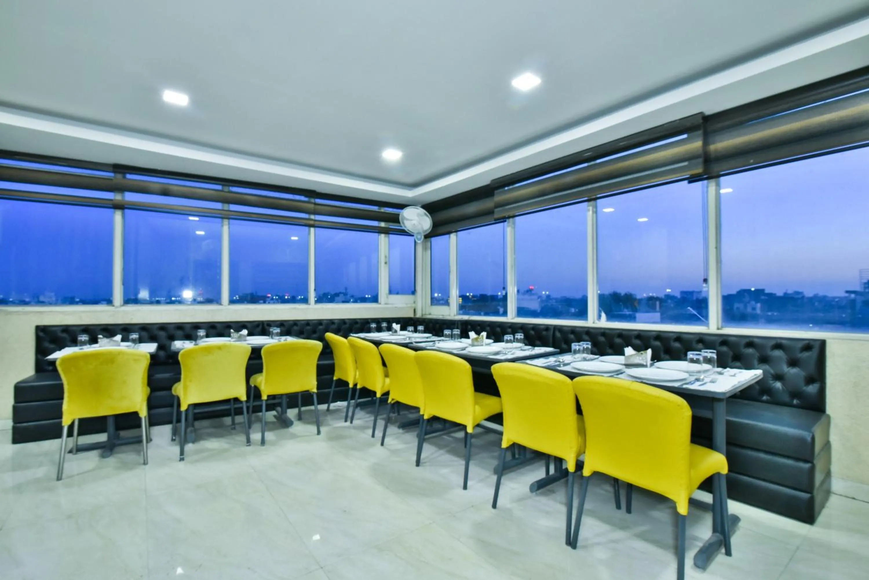 Restaurant/places to eat in Hotel Puri Palace