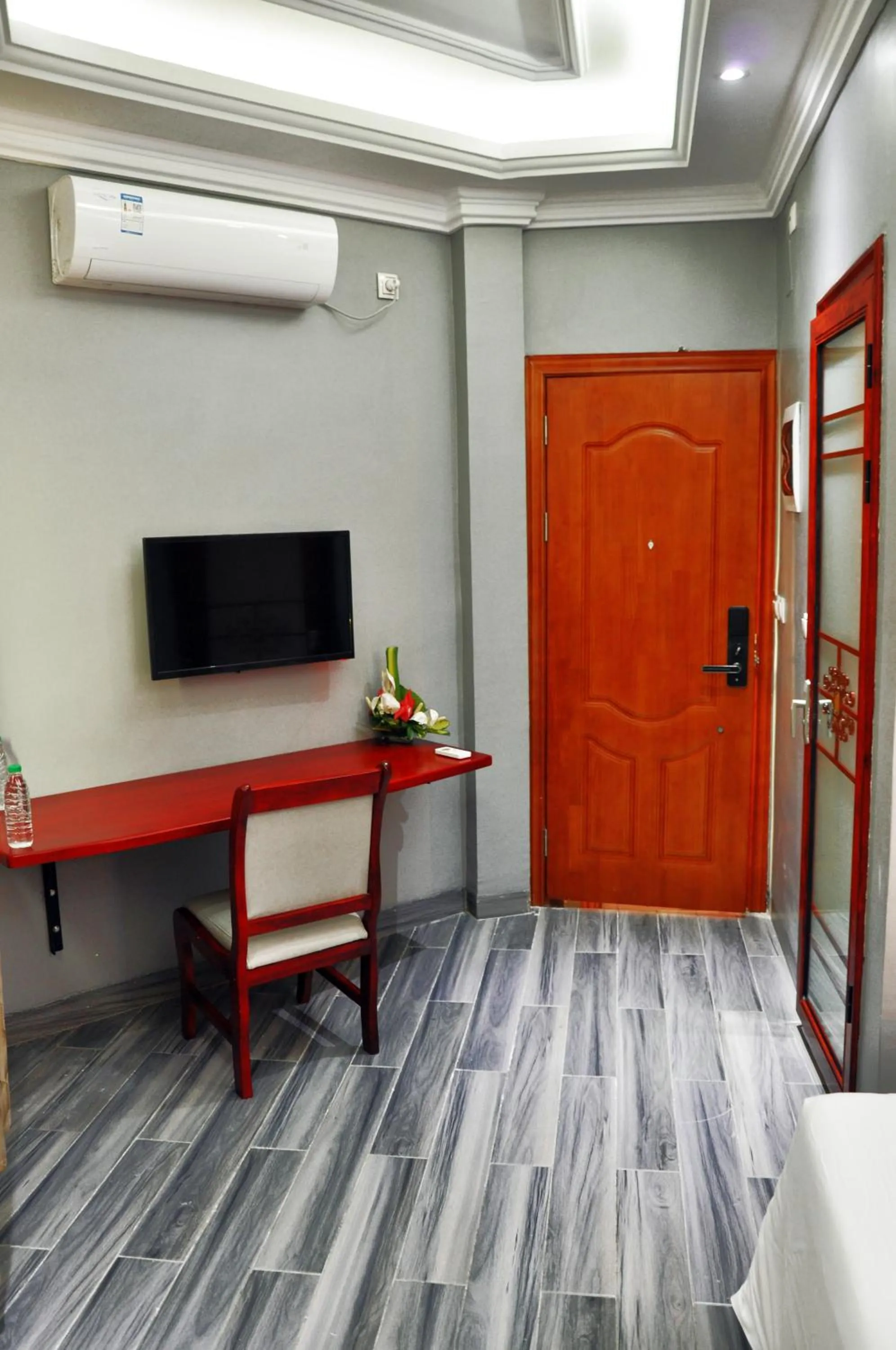 TV and multimedia in Hôtel Sindz Palace