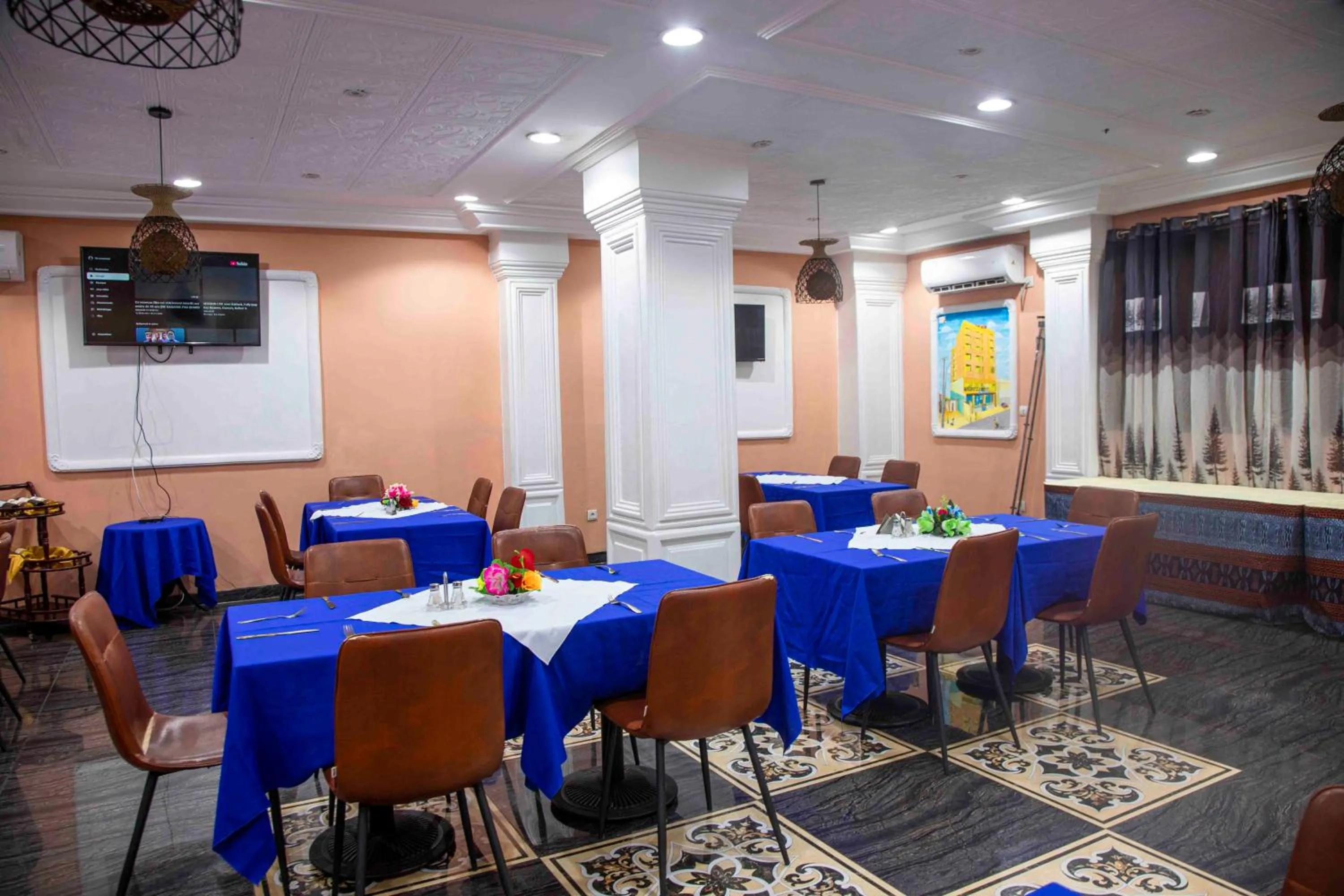 Restaurant/places to eat in Hôtel Sindz Palace