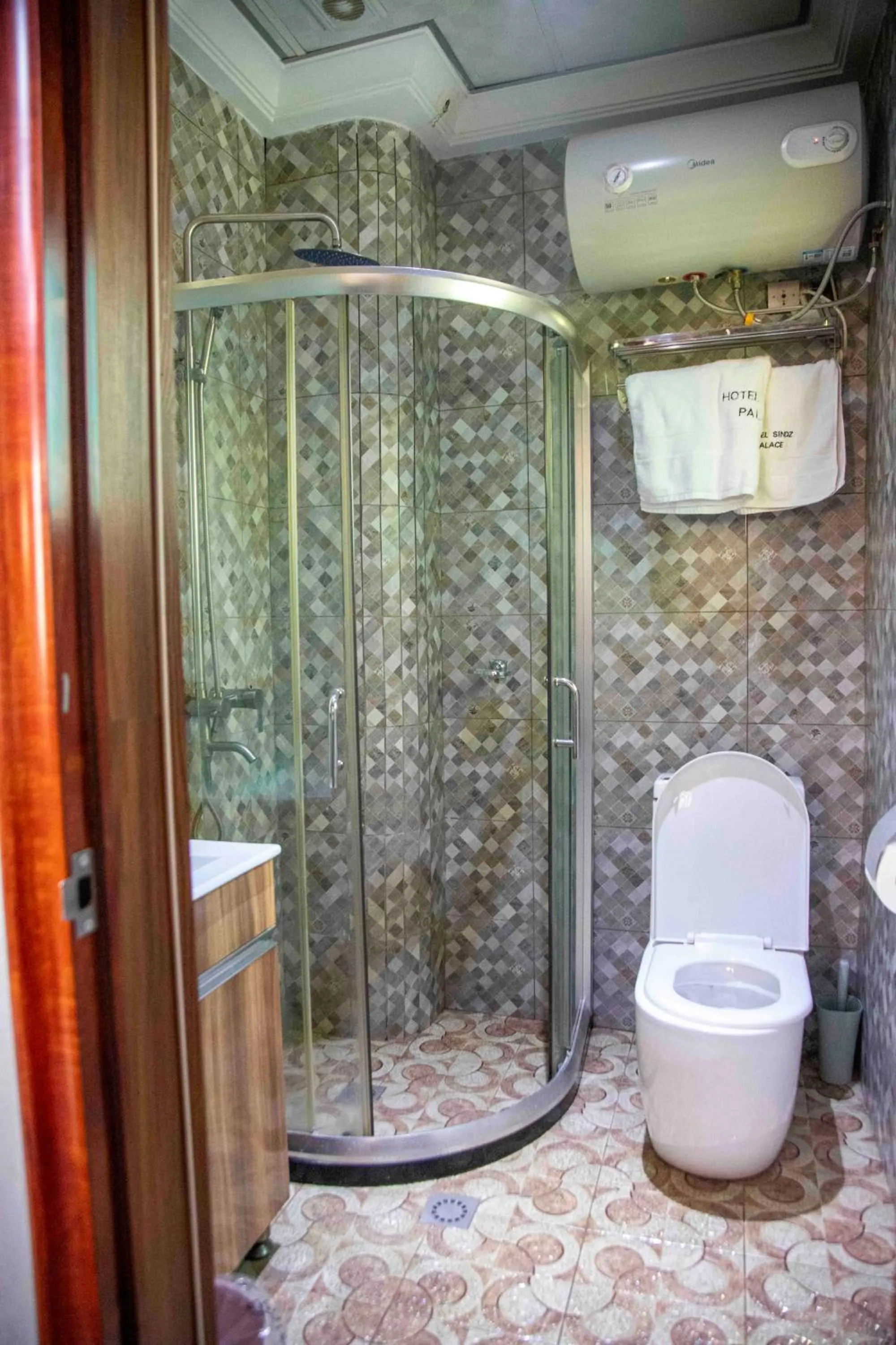 Shower in Hôtel Sindz Palace