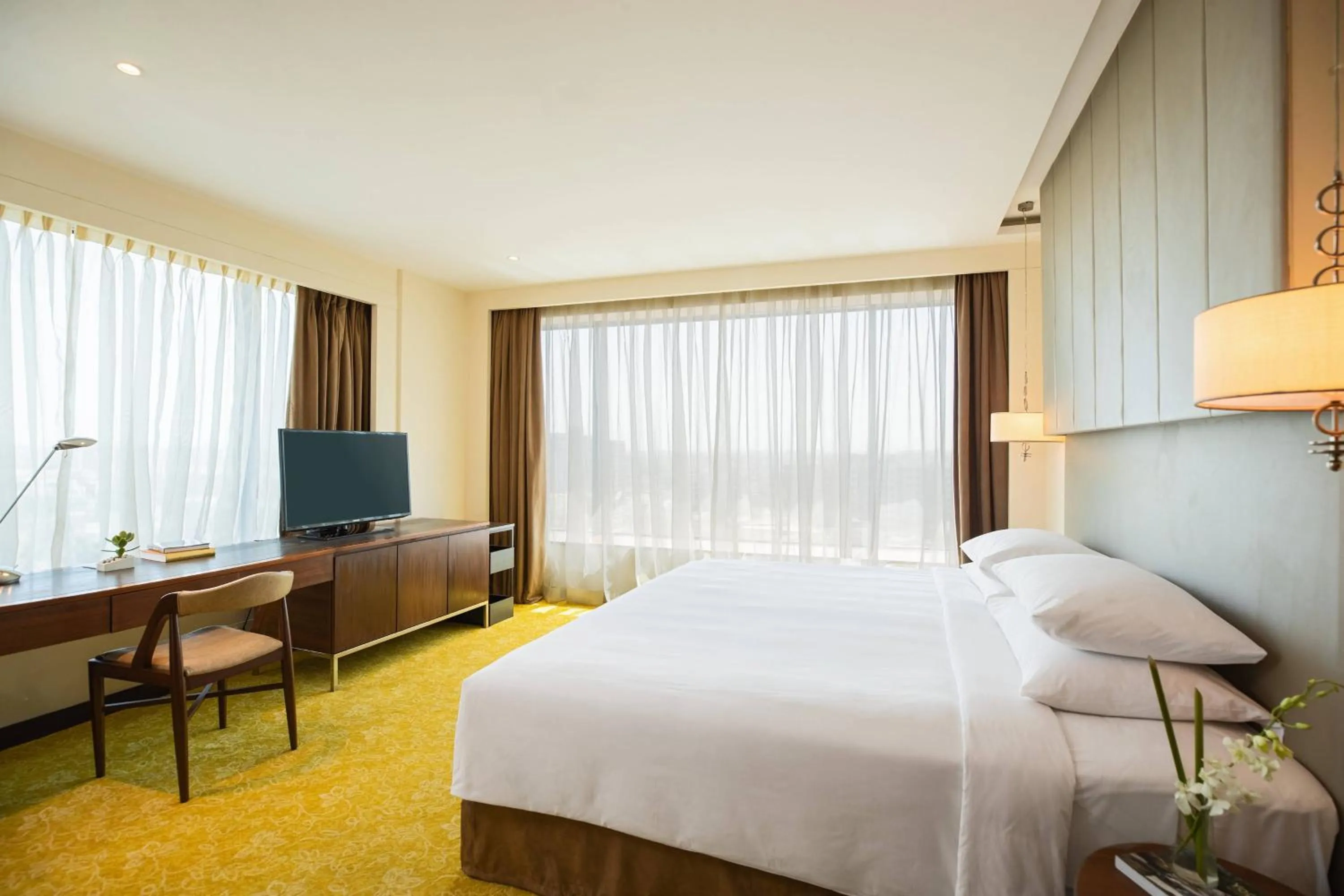 Bedroom, Bed in Renaissance Ahmedabad Hotel