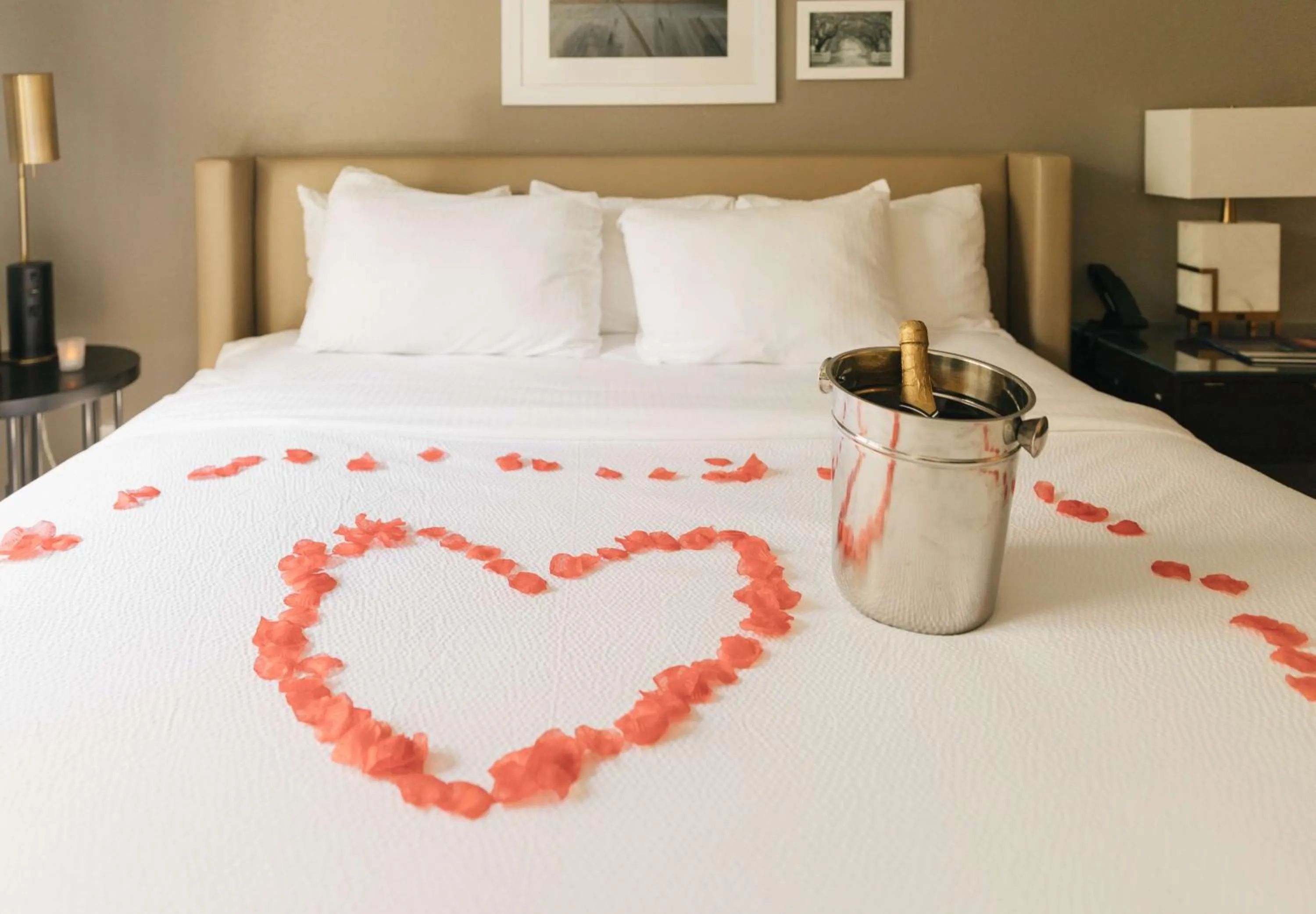Photo of the whole room, Bed in The Bluff Savannah Historic District, Tapestry by Hilton