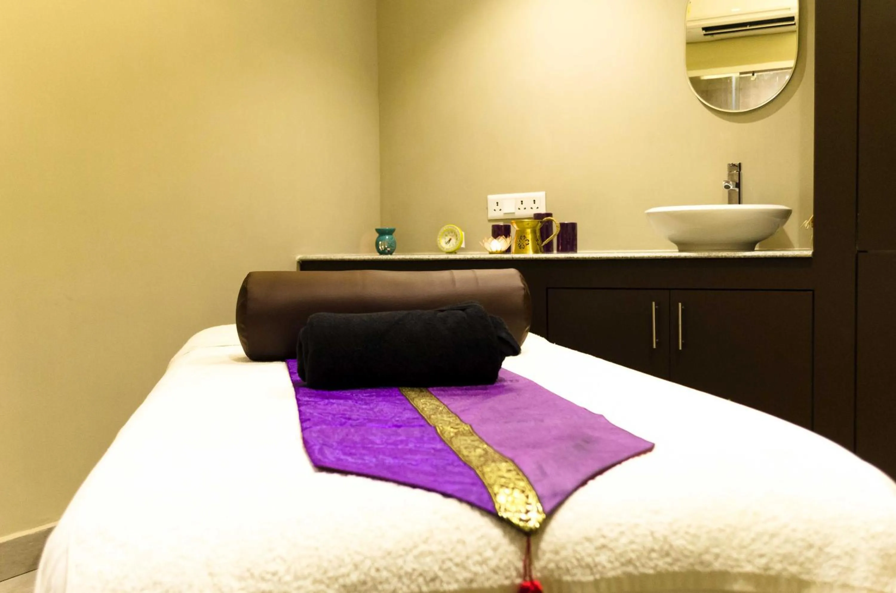 Spa and wellness centre/facilities, Bed in Grande Bay Resort and Spa Mamallapuram