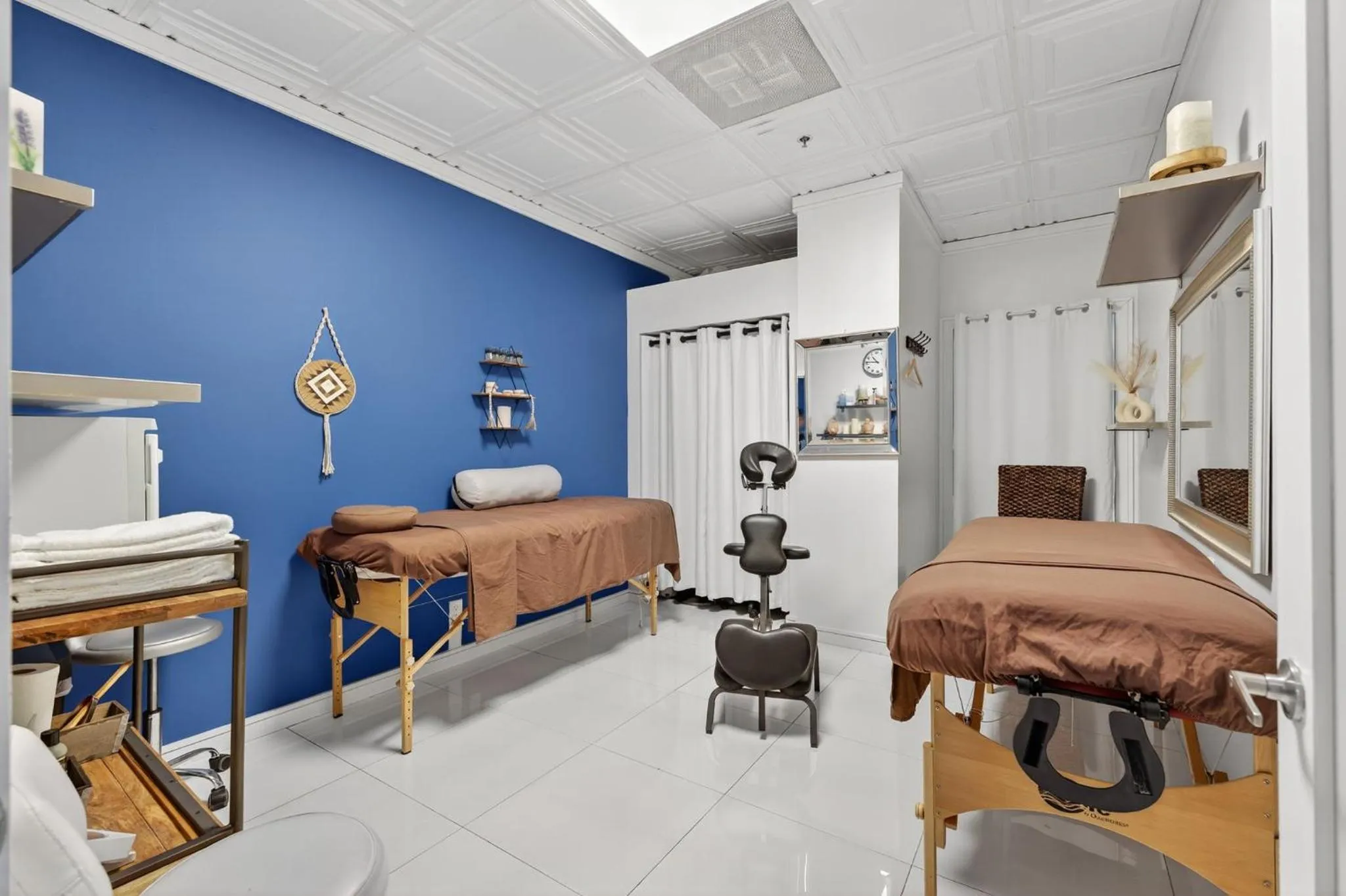 Bed in Ocean Manor Beach Resort