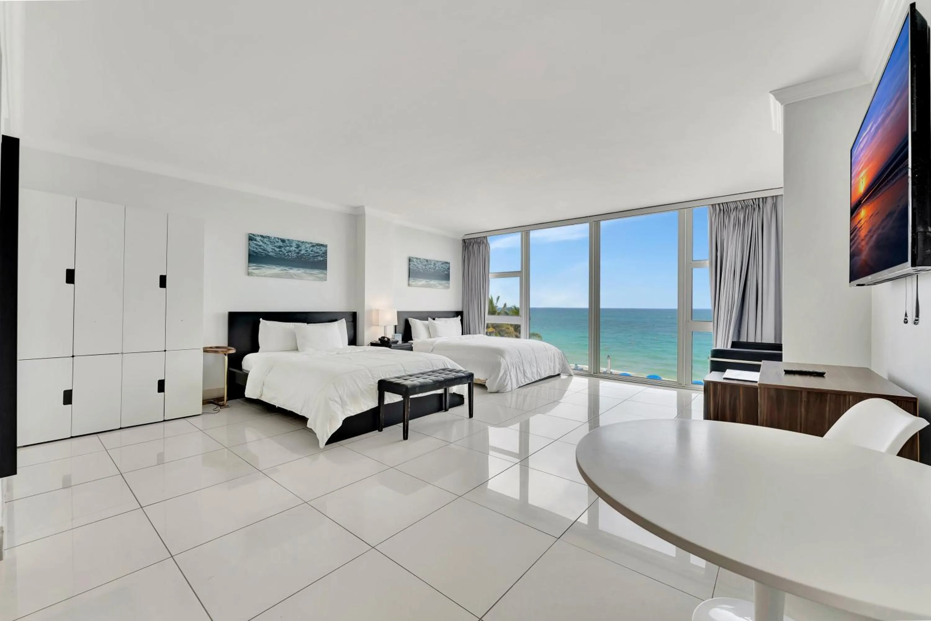 Bed in Ocean Manor Beach Resort