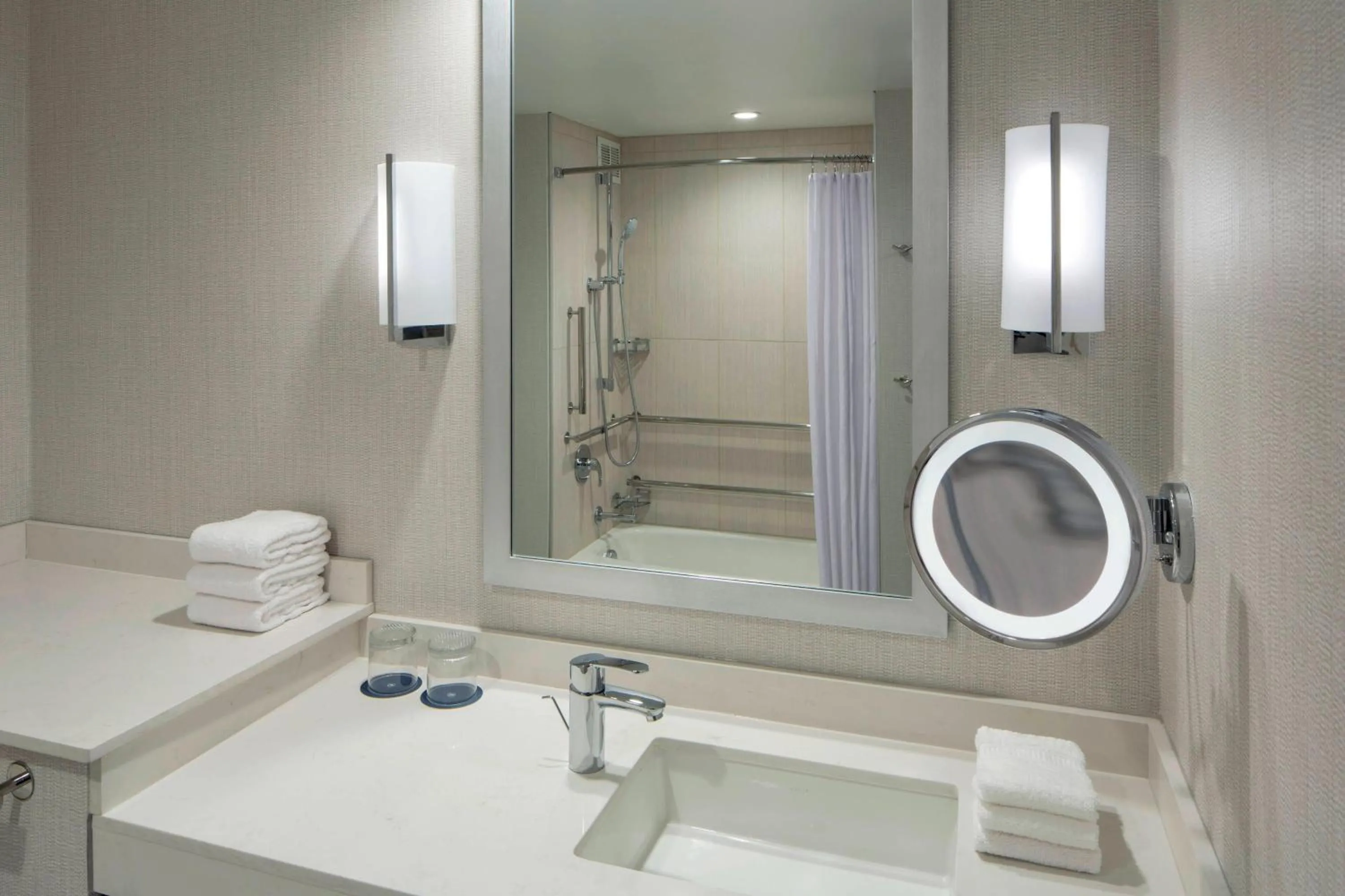 Bathroom in Sheraton Norfolk Waterside Hotel