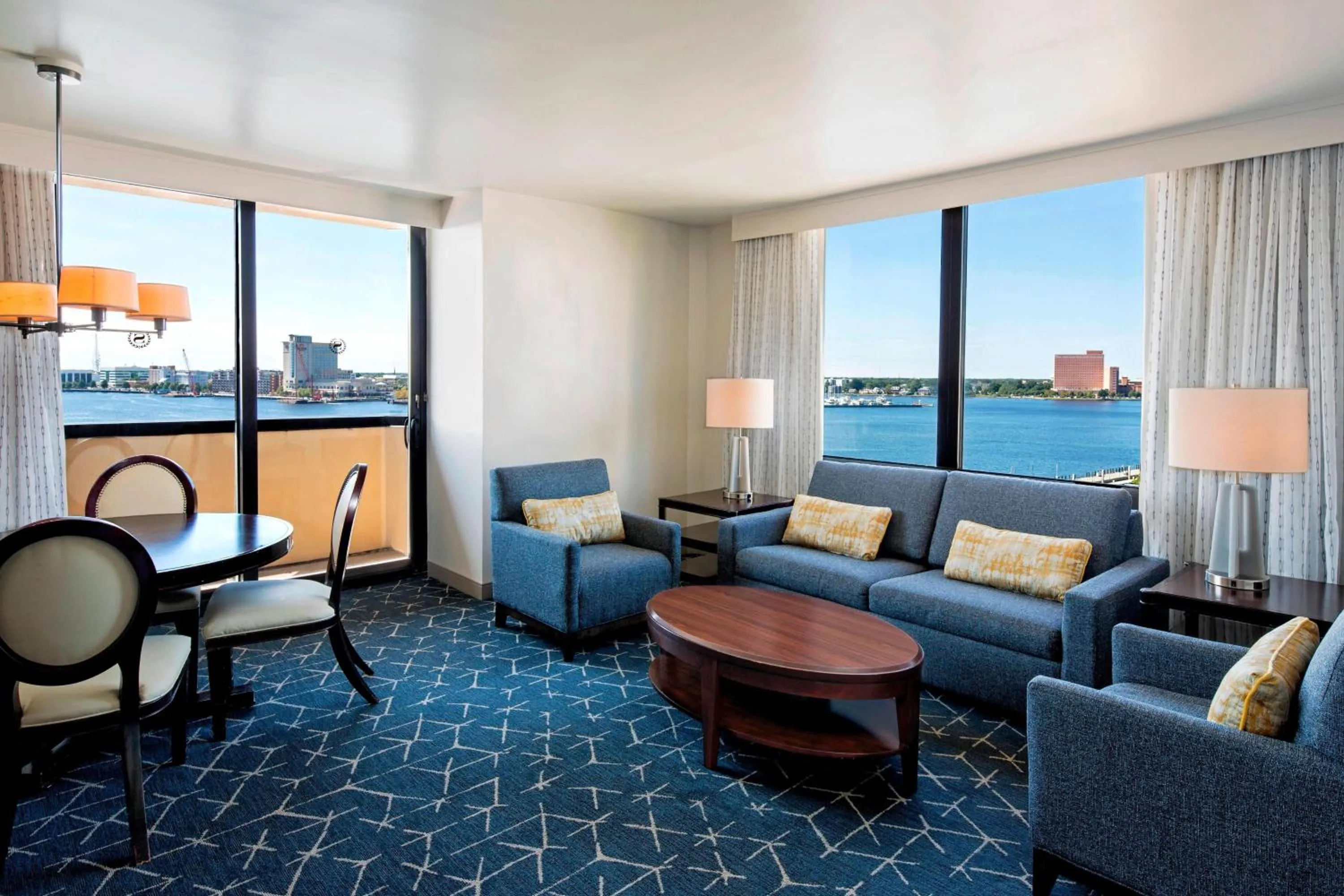 Living room in Sheraton Norfolk Waterside Hotel