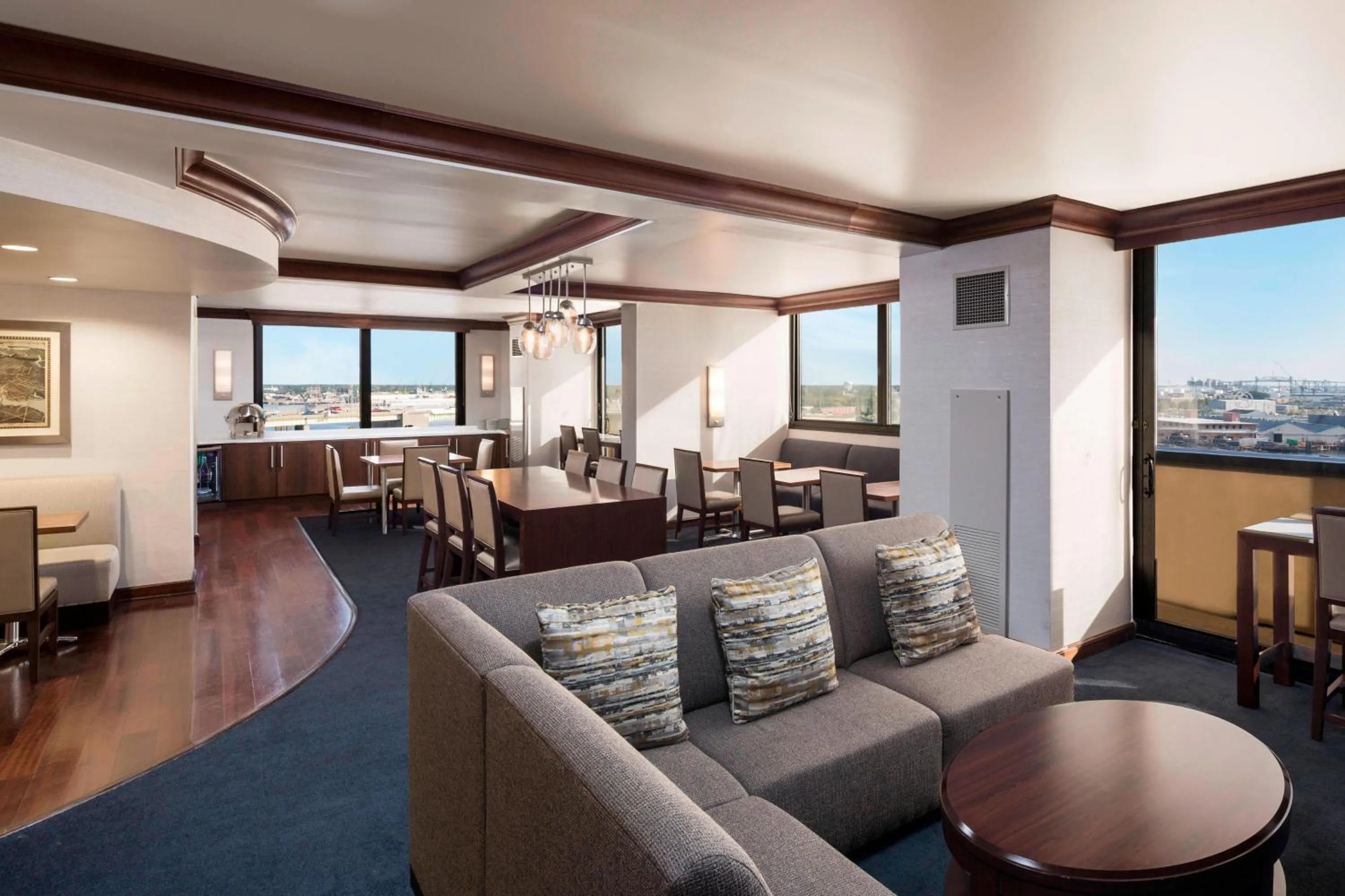 Lounge or bar in Sheraton Norfolk Waterside Hotel