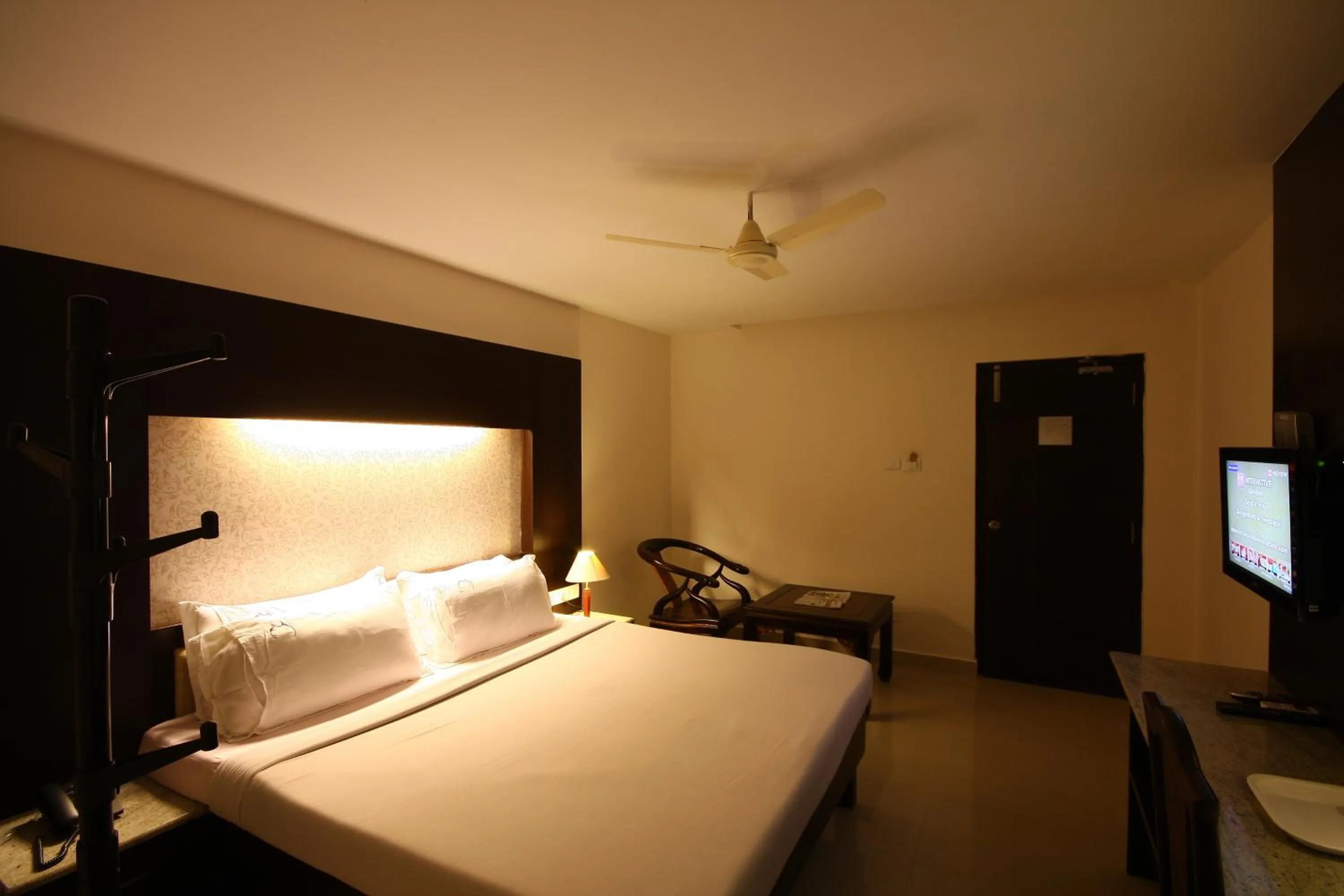 Bed in Hotel Crescent Crest Sriperumbudur