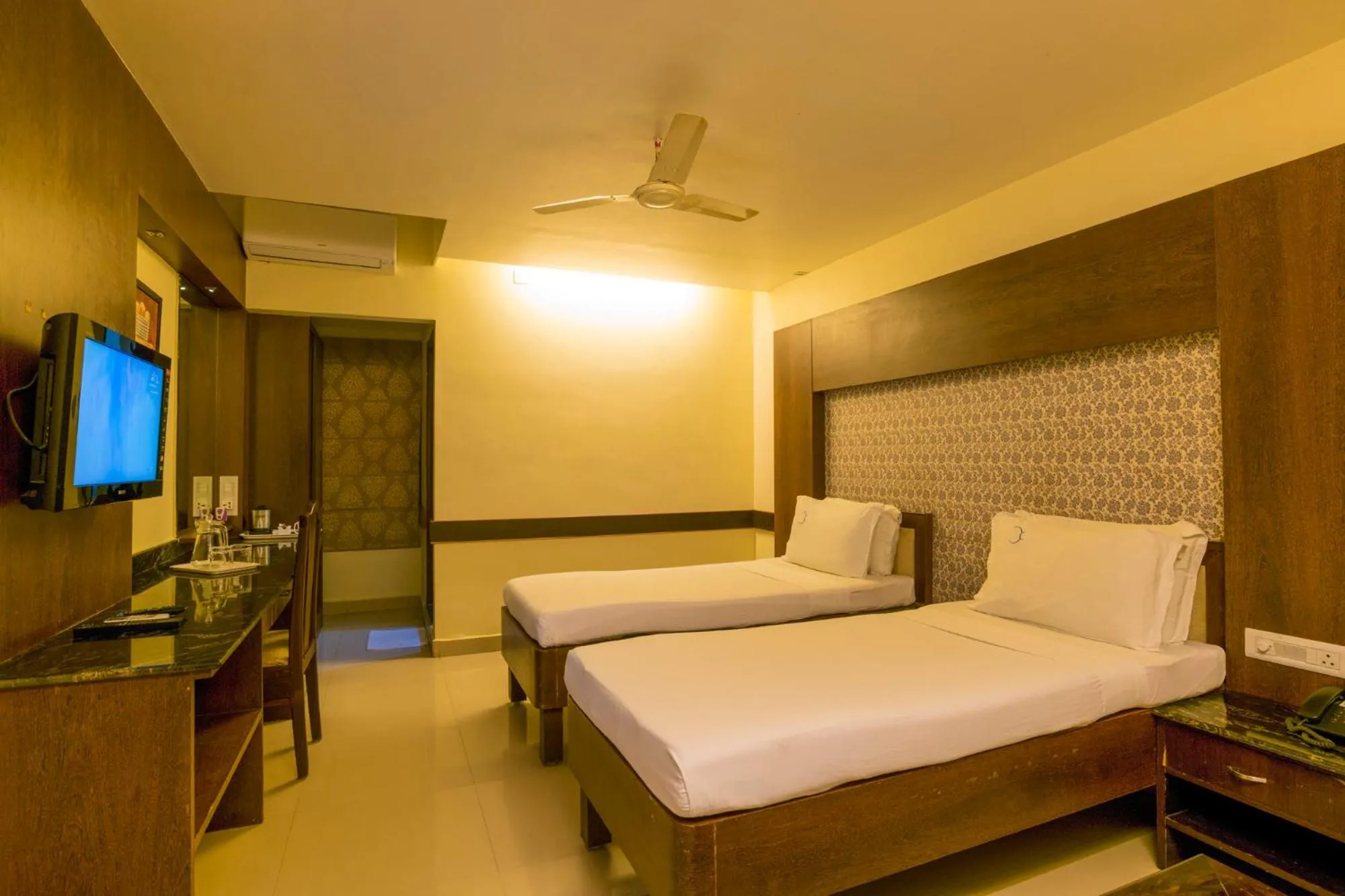 Bedroom, Bed in Hotel Crescent Crest Sriperumbudur