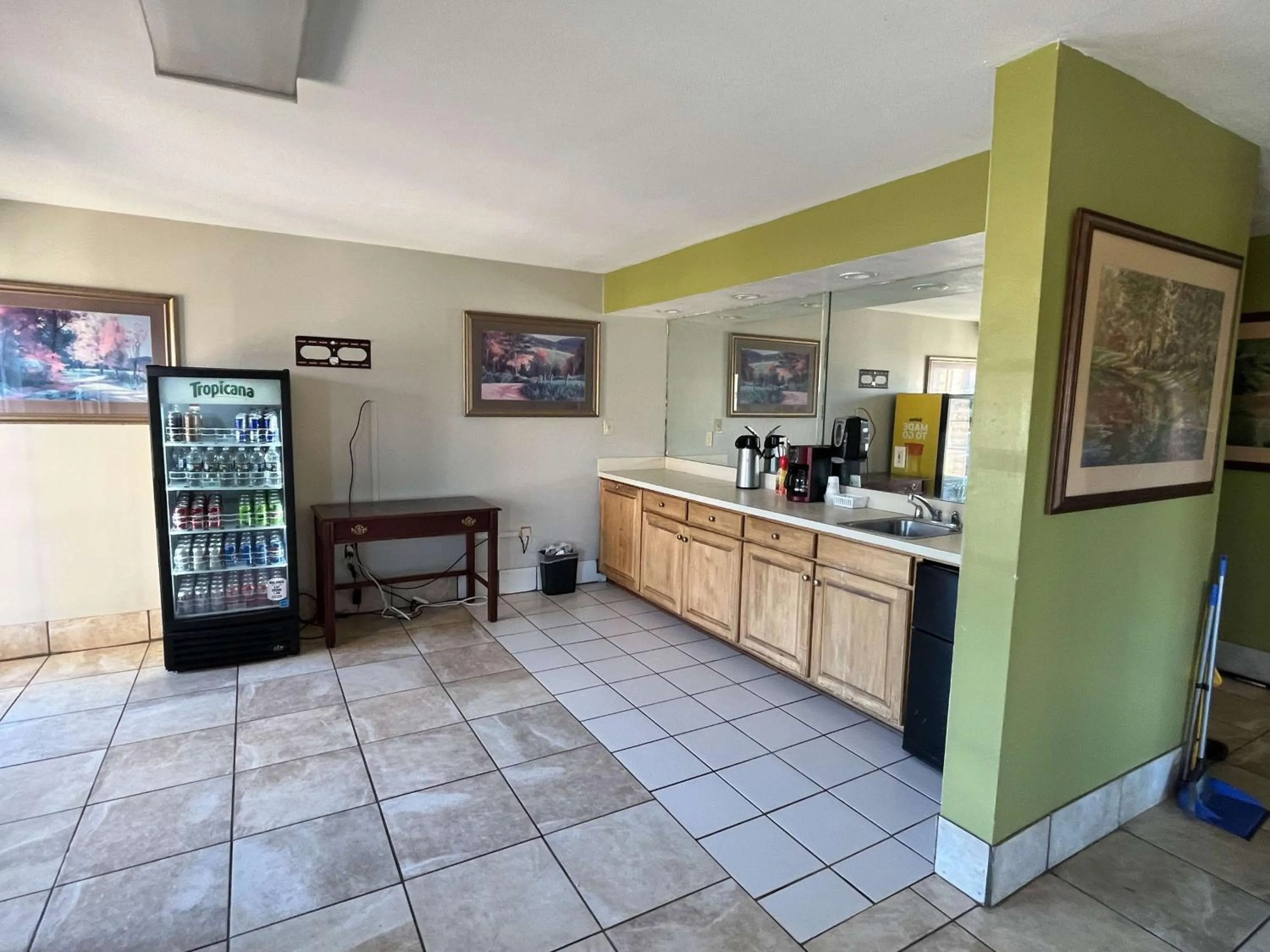 Lobby or reception in Motel 6 Bracey, VA I 85