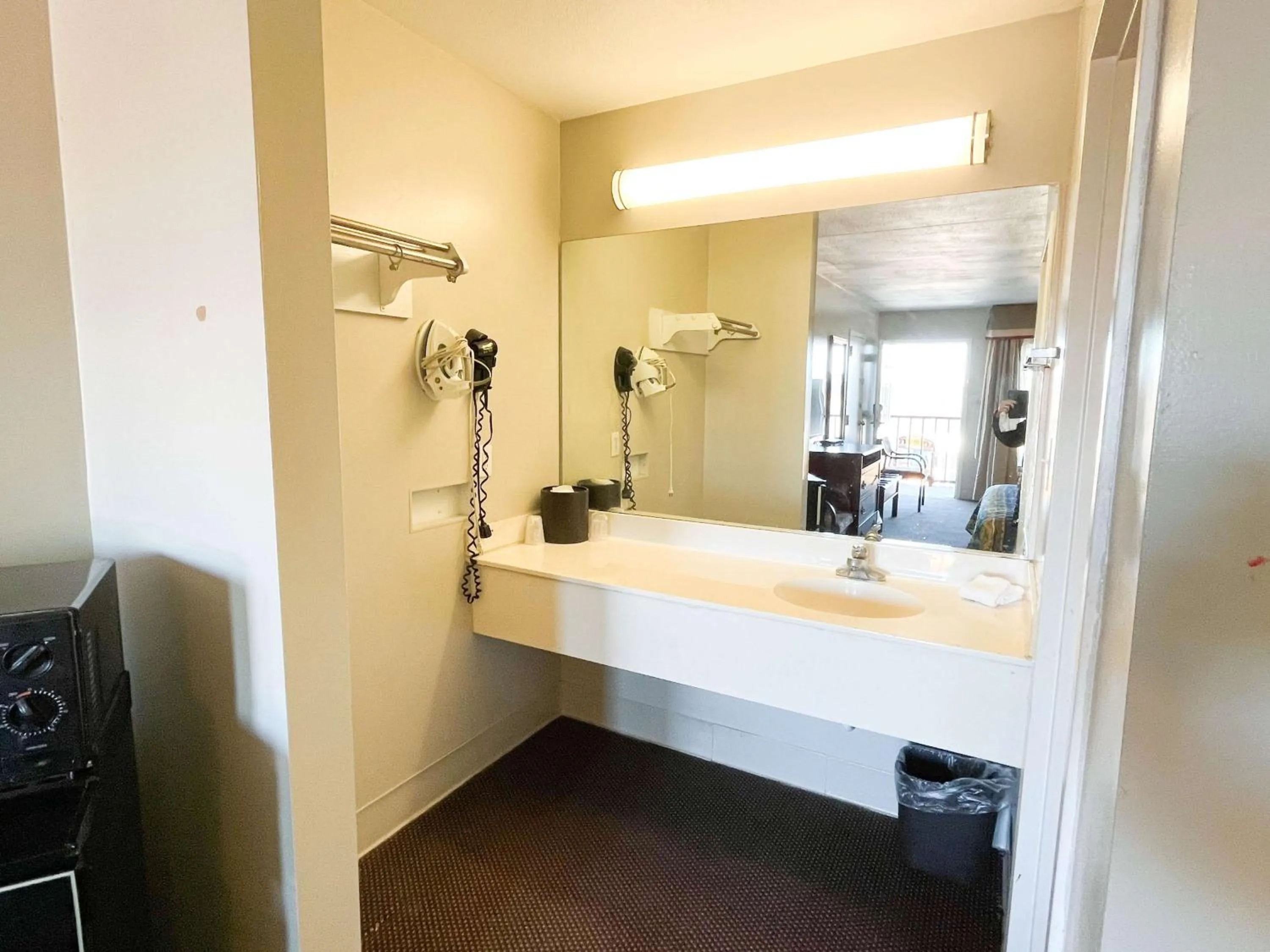 Bathroom in Motel 6 Bracey, VA I 85