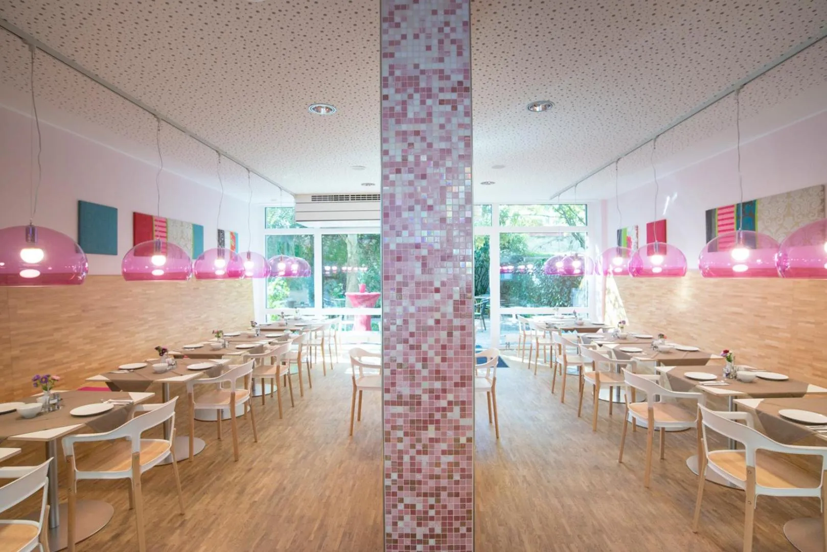 Restaurant/places to eat in fab Hotel