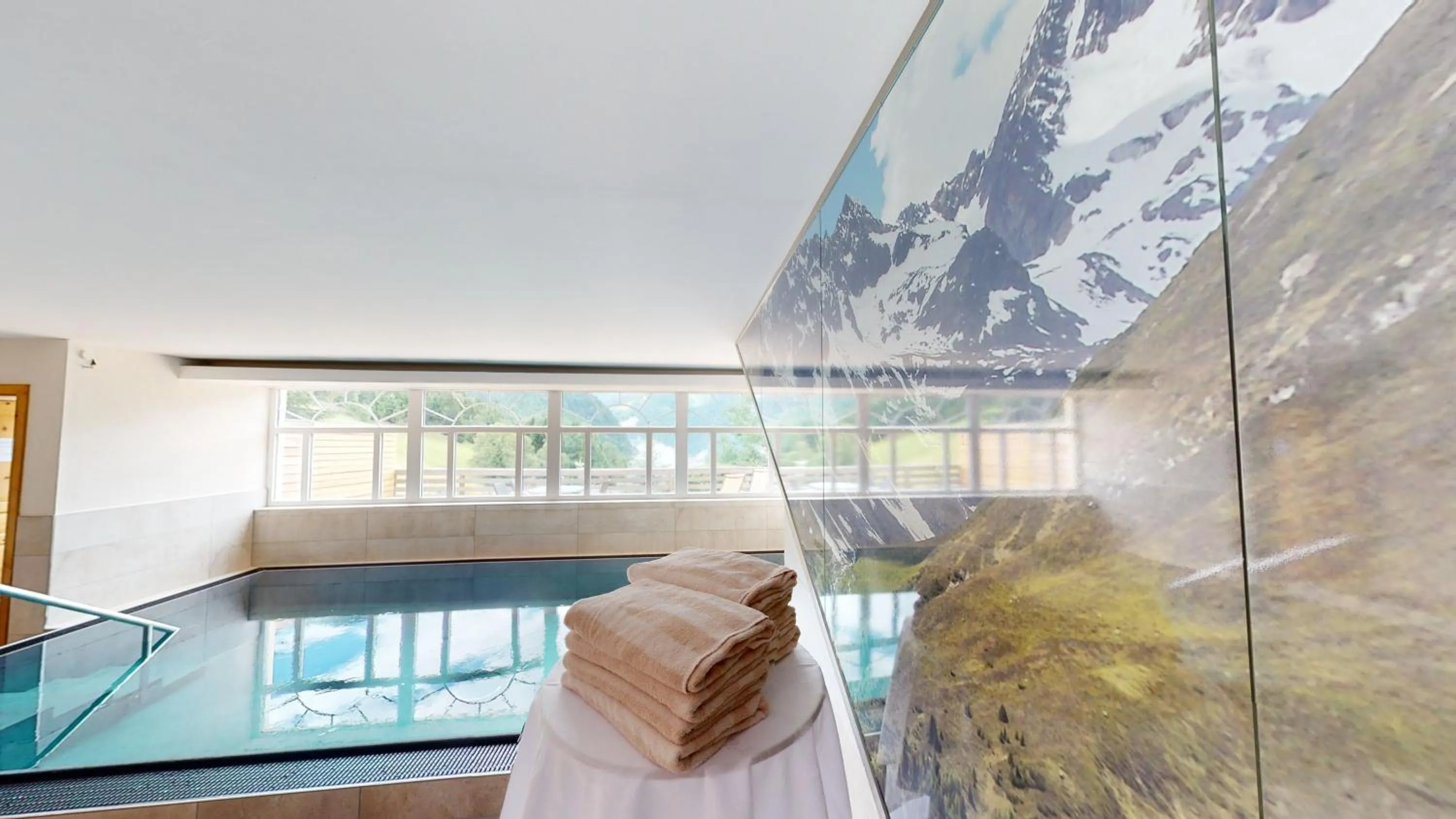 Swimming pool in Wellness Aparthotel Panorama Alpin - Ferienwohnungen Jerzens im Pitztal