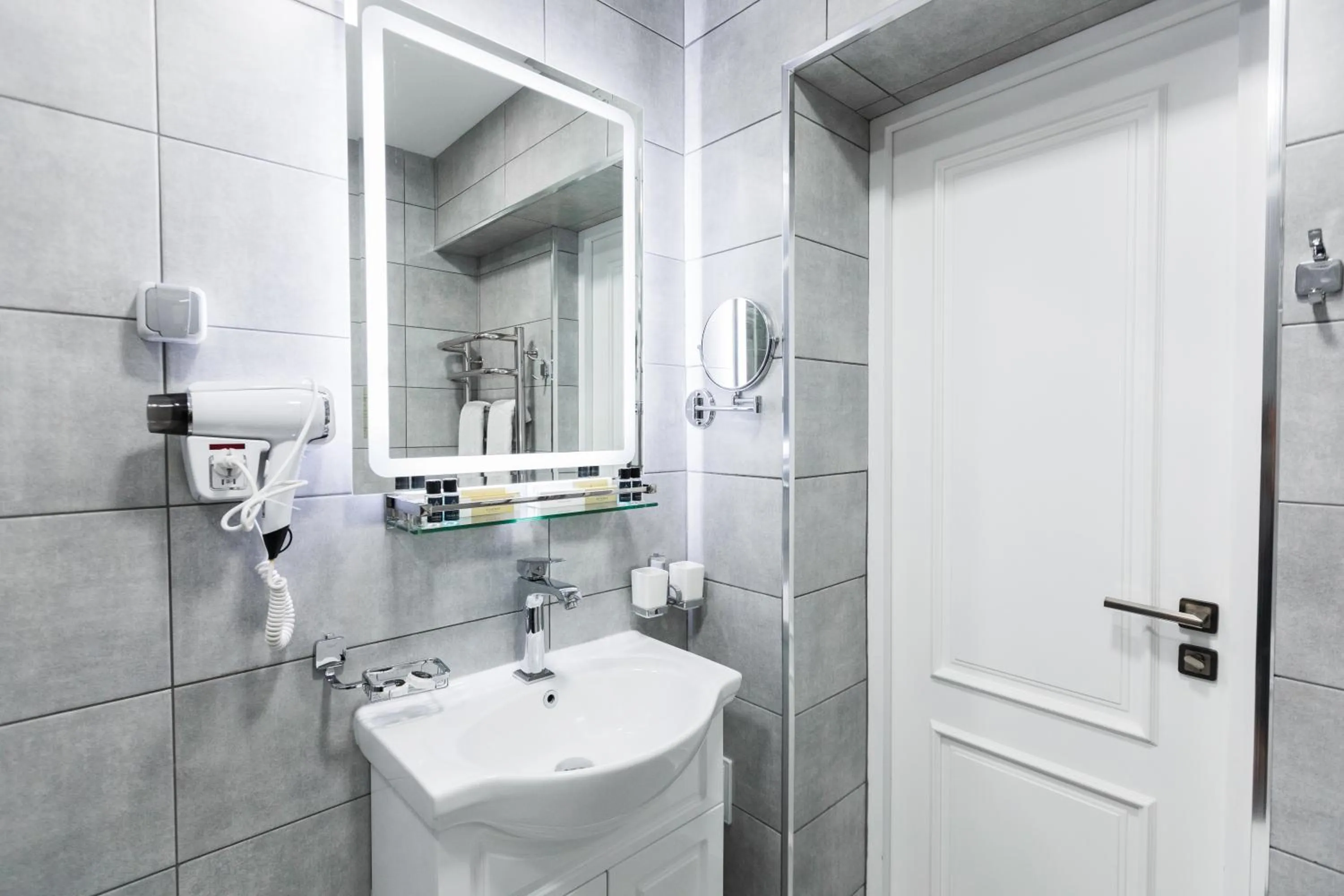 Bath in Roadside by Khorrot