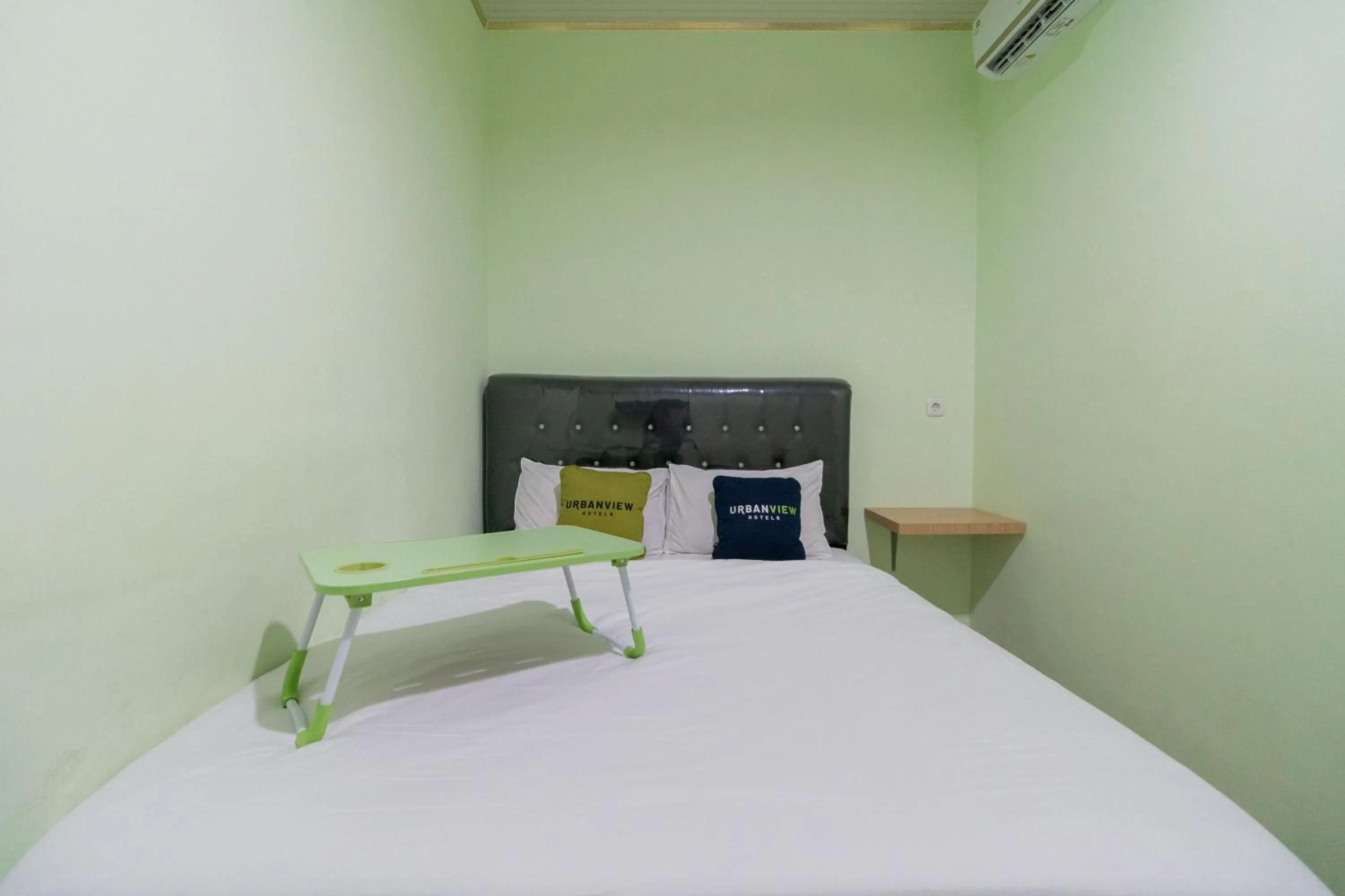 Photo of the whole room, Bed in Urbanview Hotel Lumendiva 2 Palembang by RedDoorz