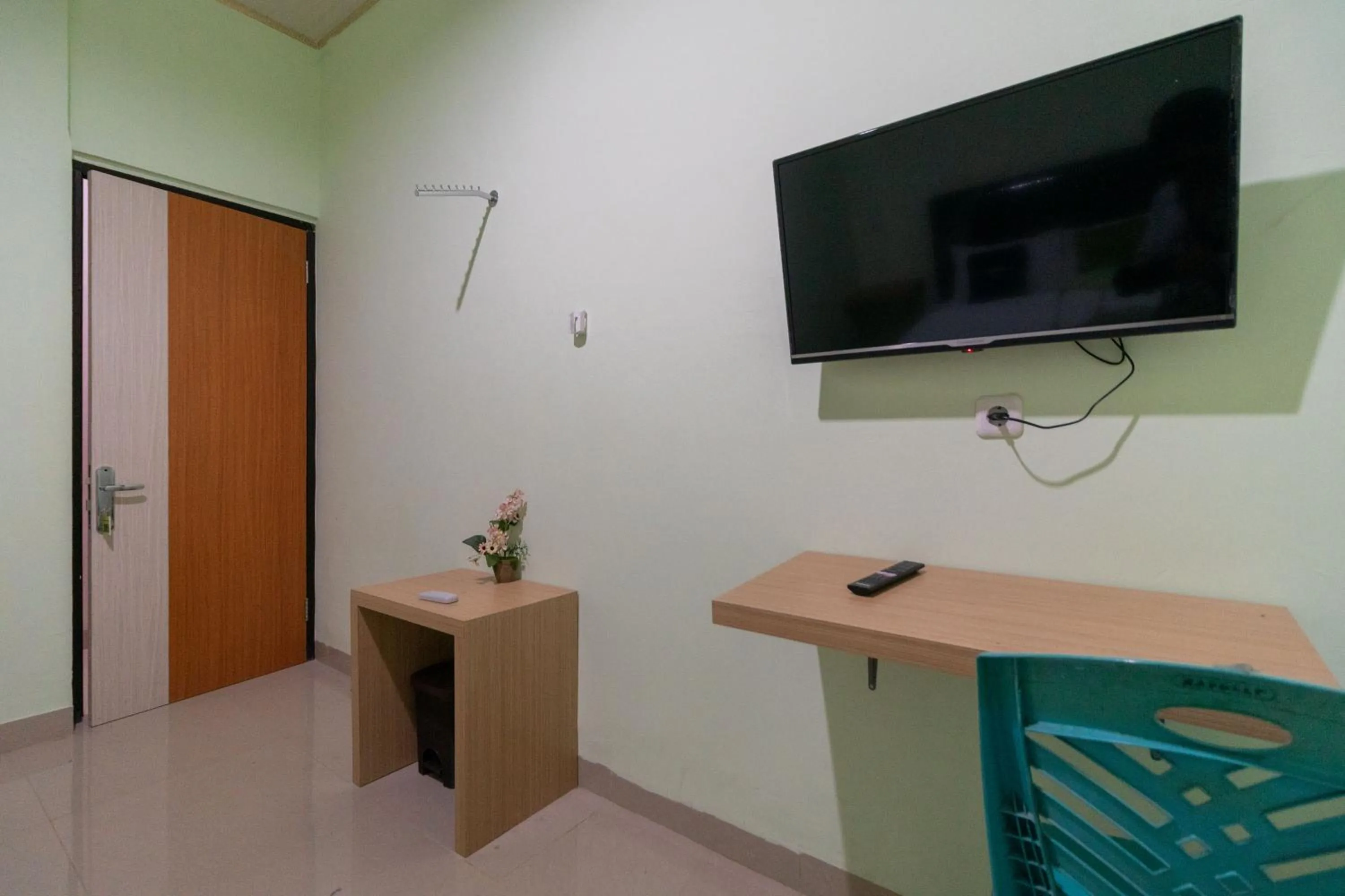 TV and multimedia in Urbanview Hotel Lumendiva 2 Palembang by RedDoorz