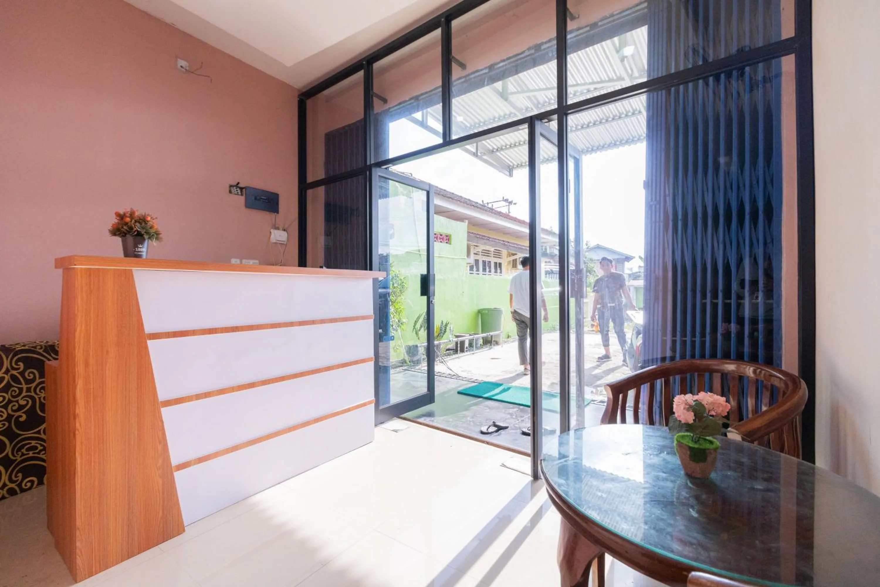 Lobby or reception in Urbanview Hotel Lumendiva 2 Palembang by RedDoorz