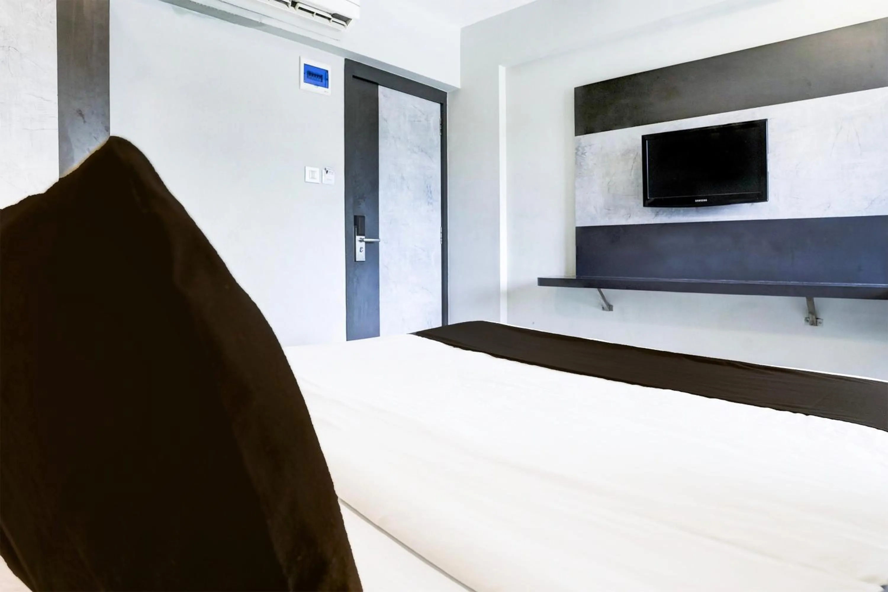 Bedroom, Bed in Super Townhouse Oak Vashi