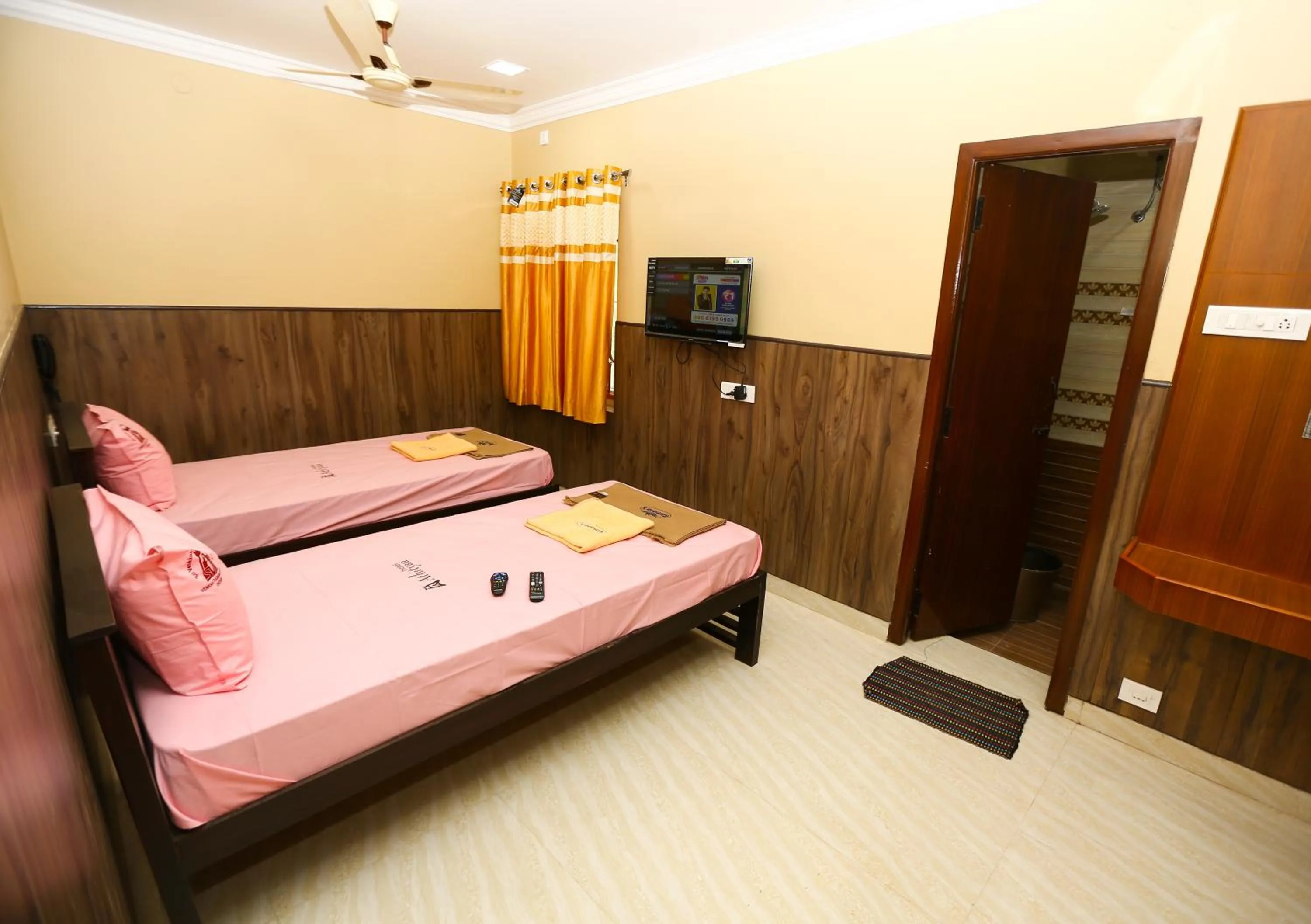 Bed in Ramana's Home Stay-Near Railway Station and Bus Stand