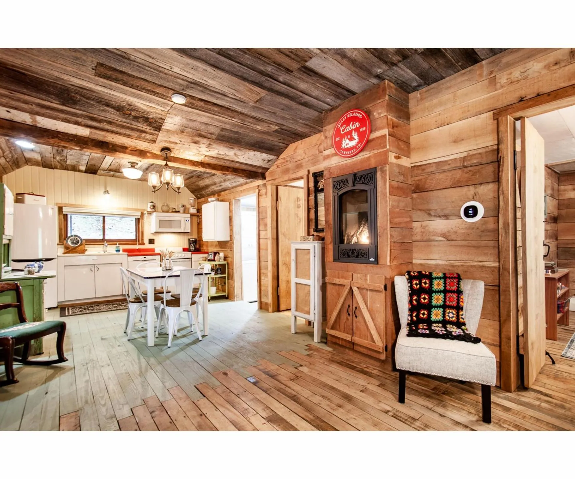 Dining area in Beary Relaxing Cabin - Rustic with Outdoor Patio