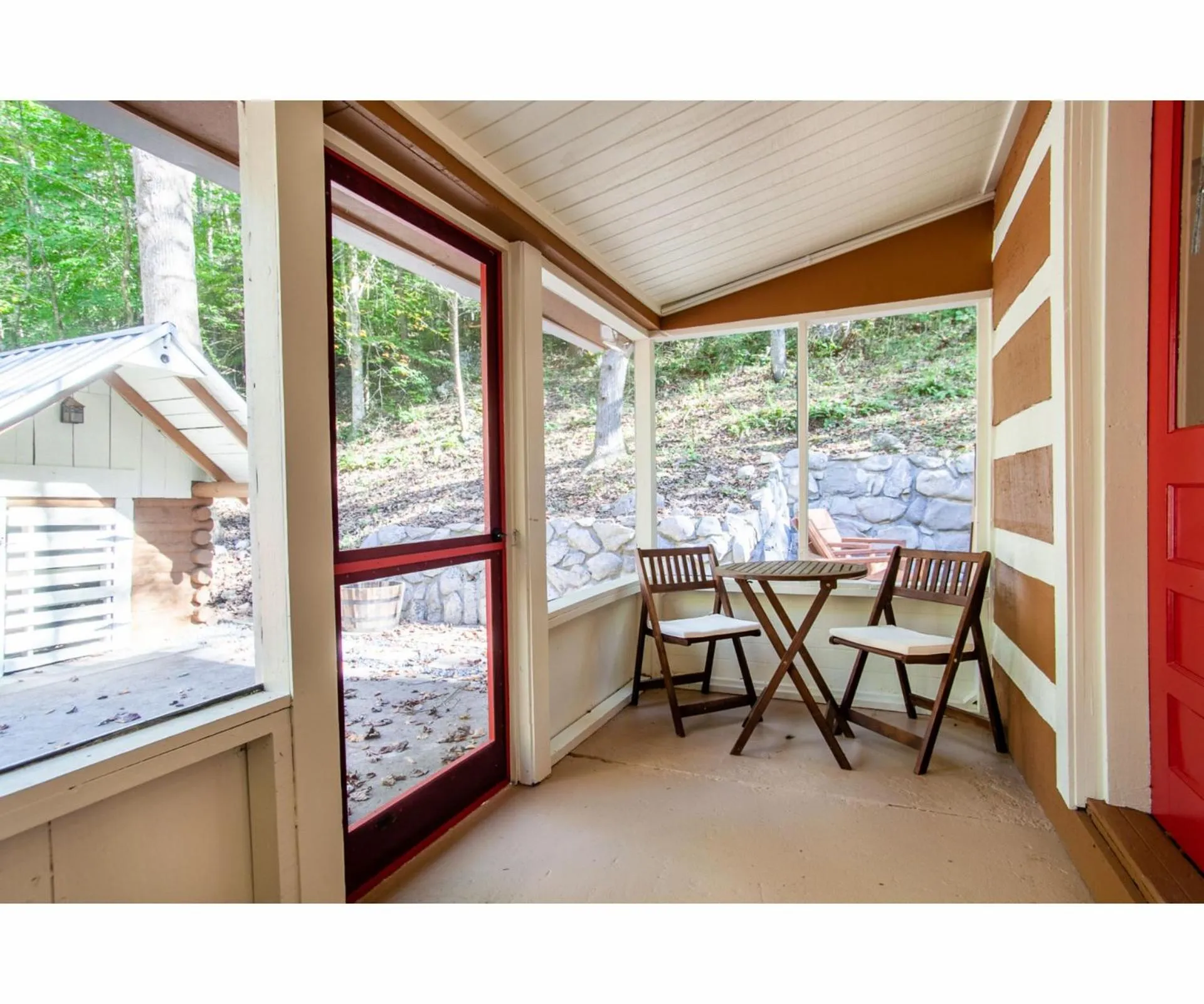 Facade/entrance in Beary Relaxing Cabin - Rustic with Outdoor Patio