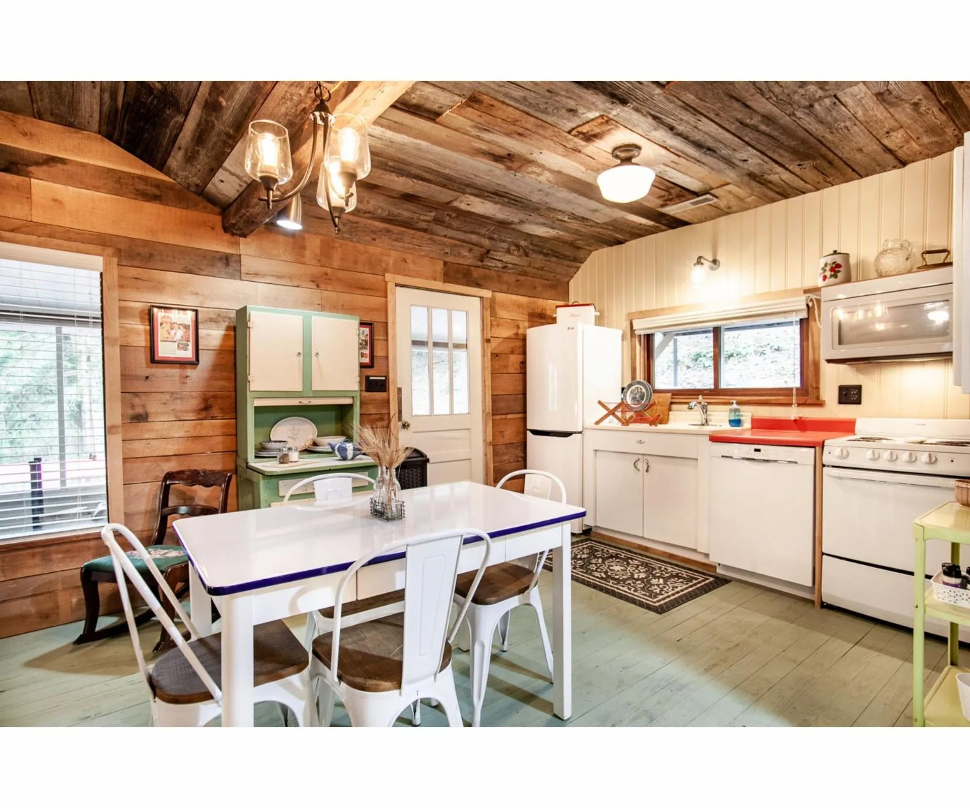 Dining area in Beary Relaxing Cabin - Rustic with Outdoor Patio