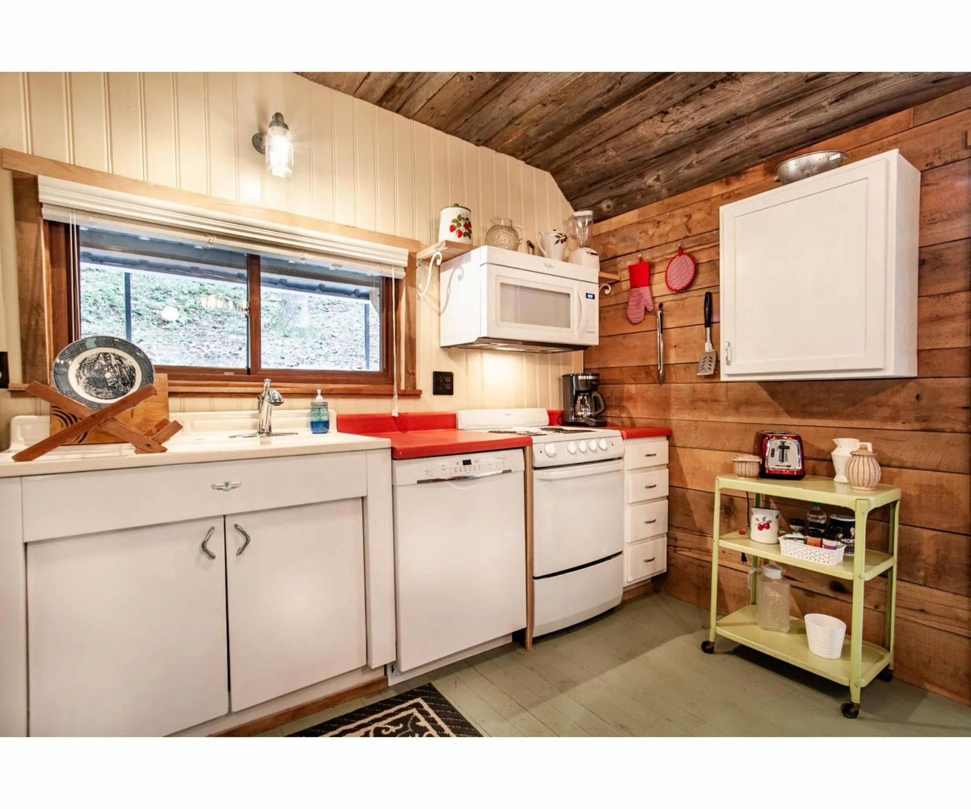 Kitchen or kitchenette in Beary Relaxing Cabin - Rustic with Outdoor Patio