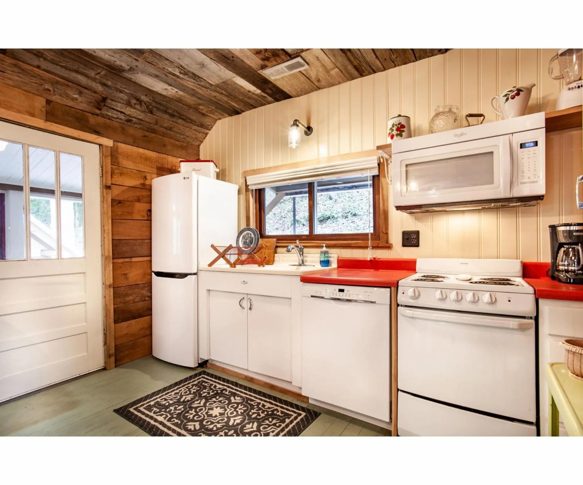 Kitchen or kitchenette in Beary Relaxing Cabin - Rustic with Outdoor Patio