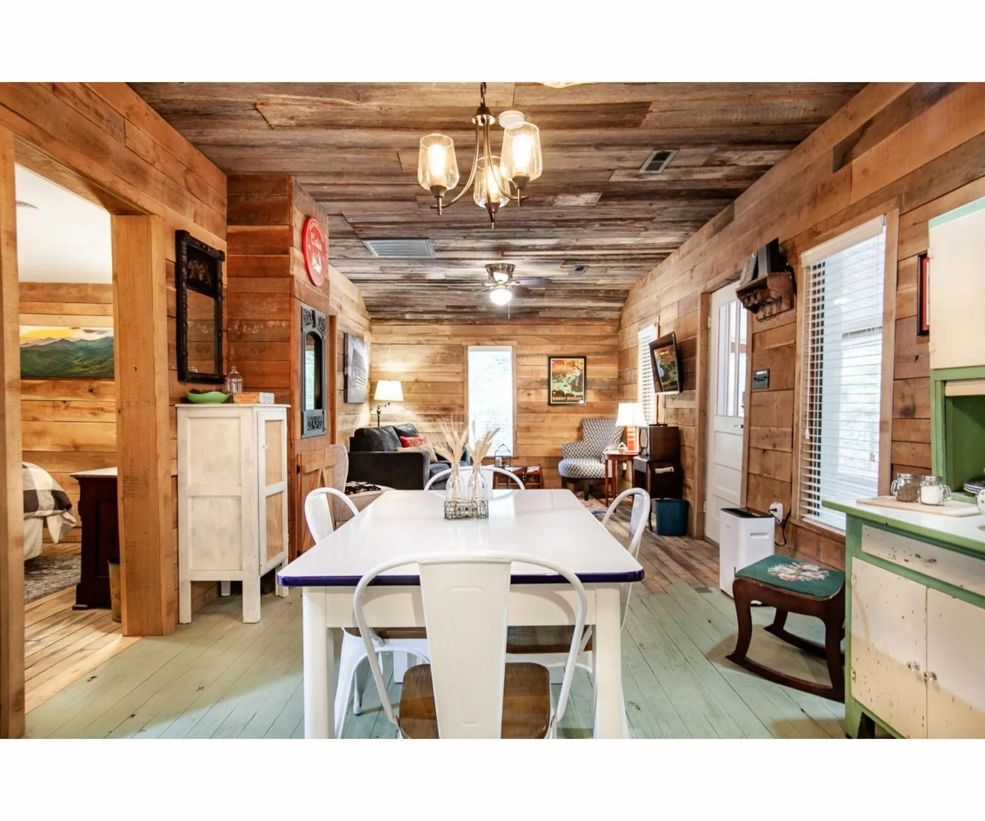 Dining area in Beary Relaxing Cabin - Rustic with Outdoor Patio