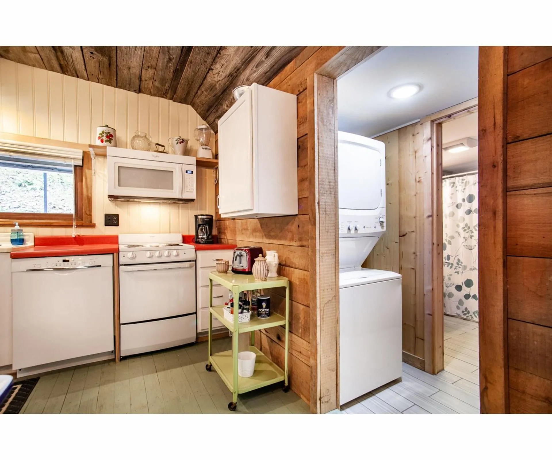Kitchen or kitchenette in Beary Relaxing Cabin - Rustic with Outdoor Patio