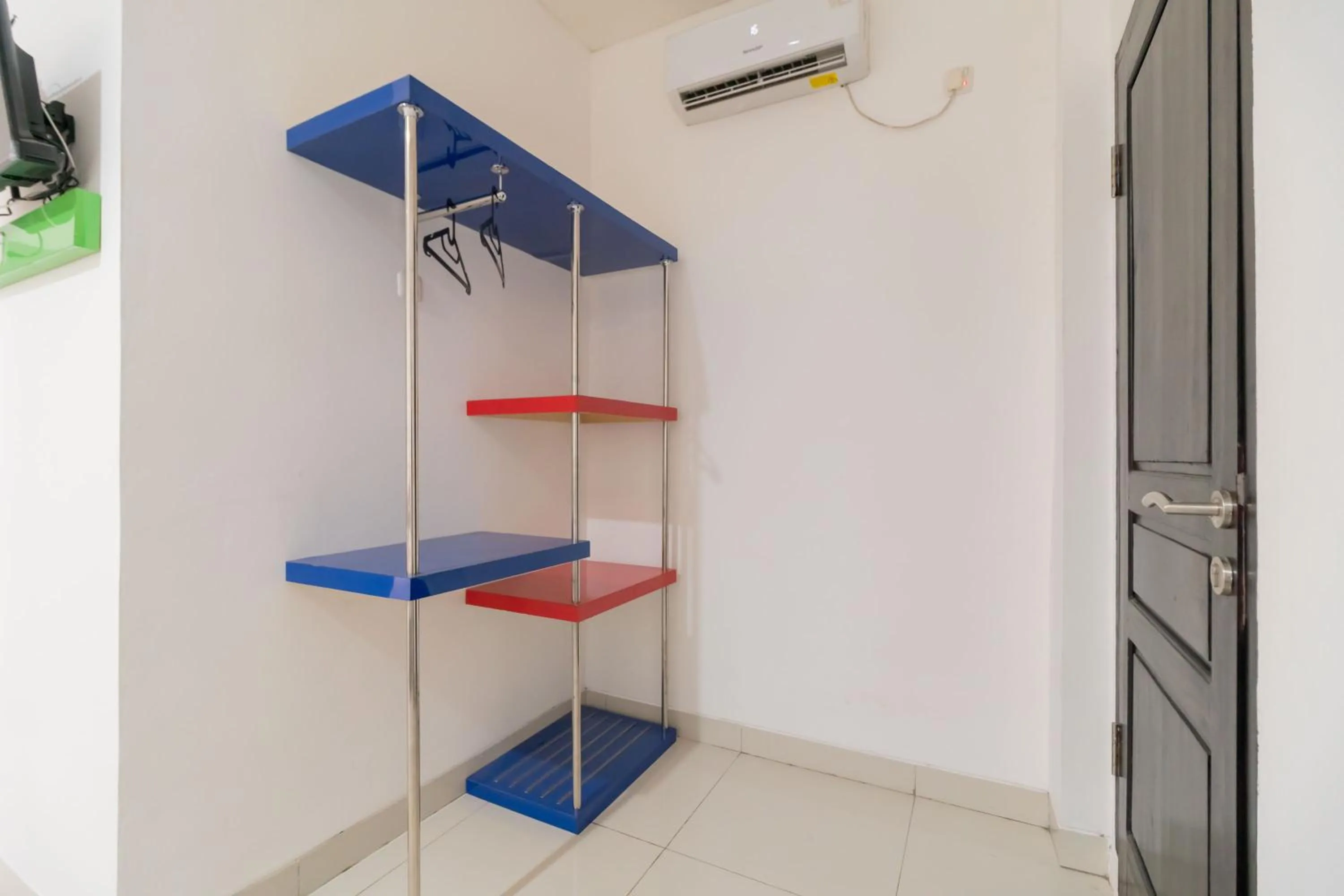 TV and multimedia in Urbanview Hotel Ephe Palembang by RedDoorz