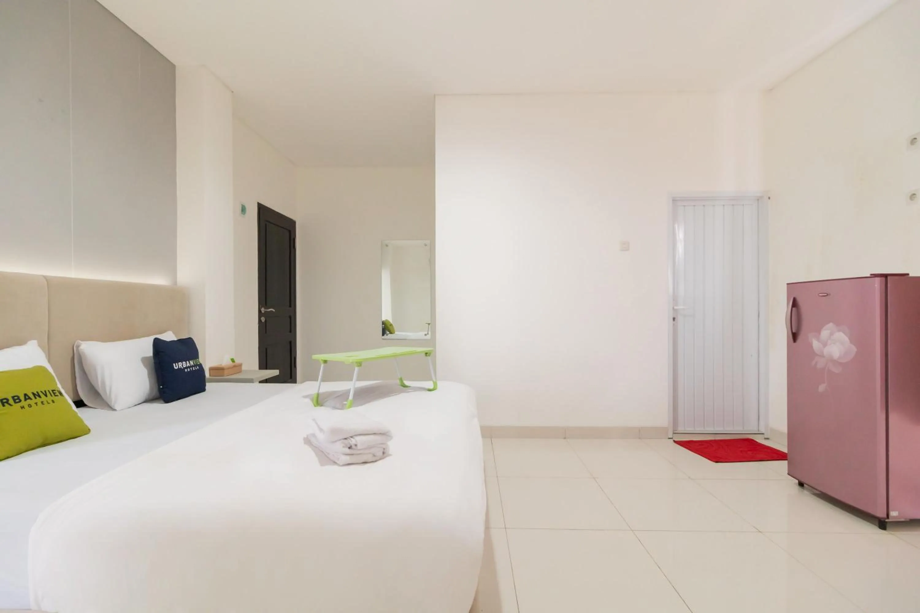Photo of the whole room, Bed in Urbanview Hotel Ephe Palembang by RedDoorz