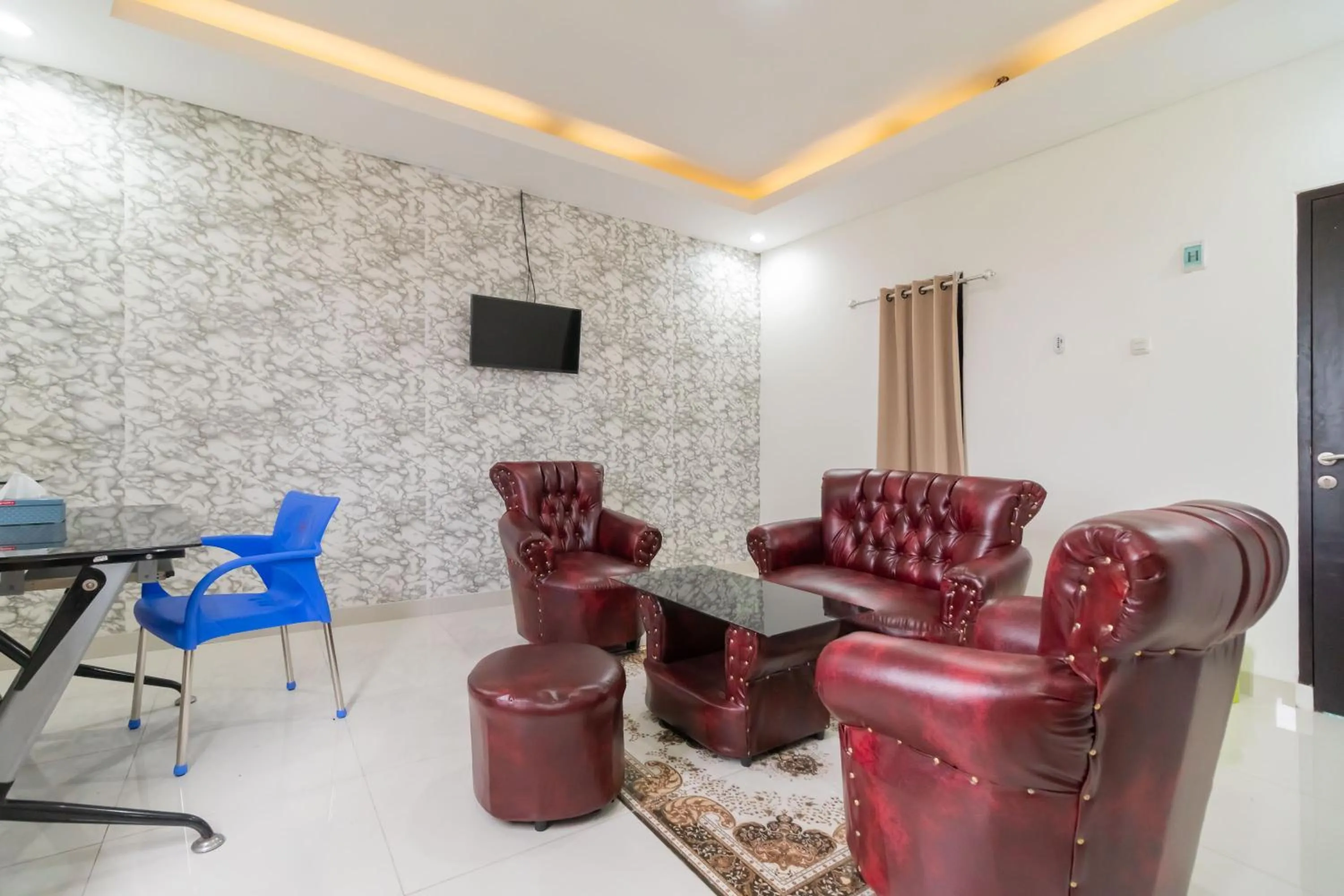 Seating area in Urbanview Hotel Ephe Palembang by RedDoorz