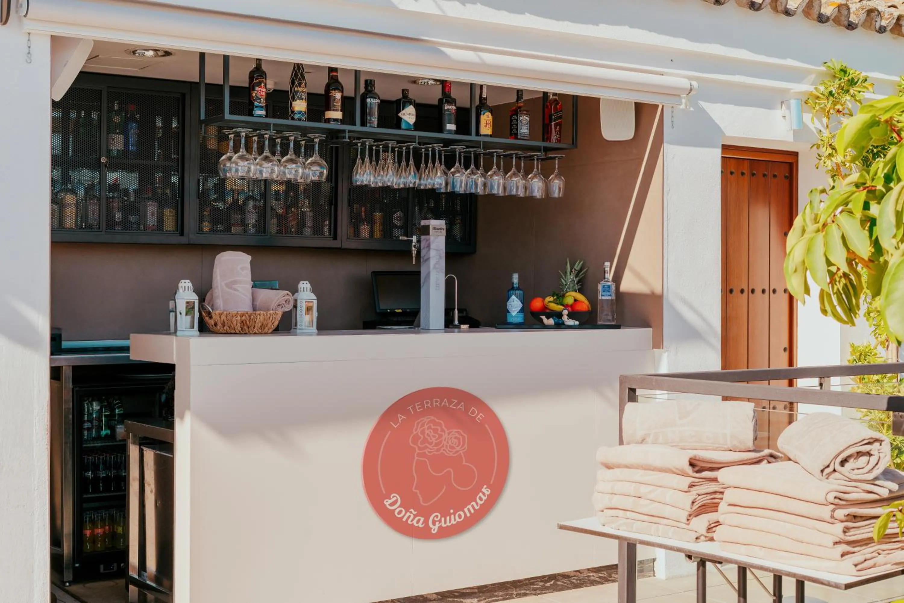 Swimming pool in Vincci Molviedro