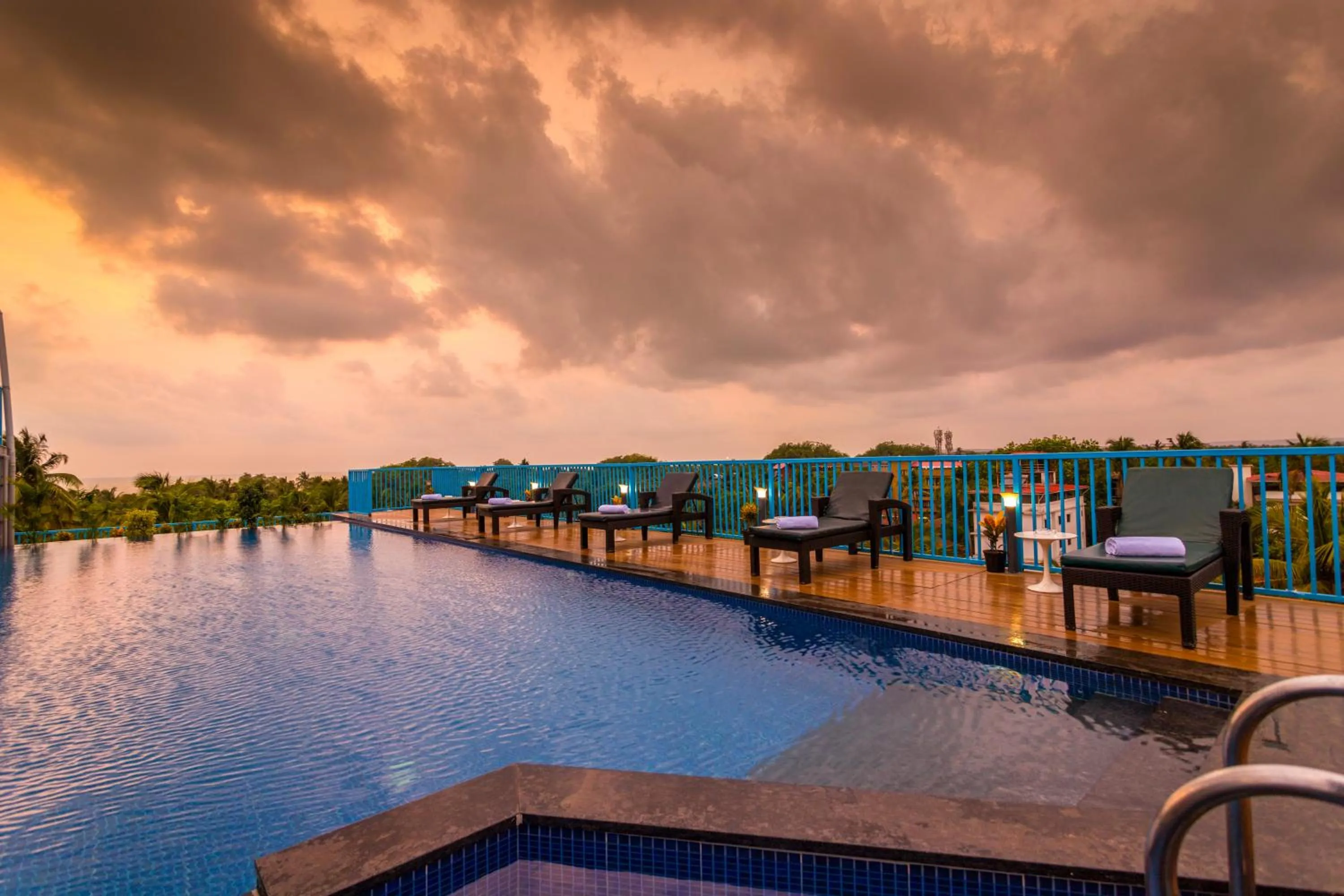 Swimming pool in De Mandarin Hotel Goa