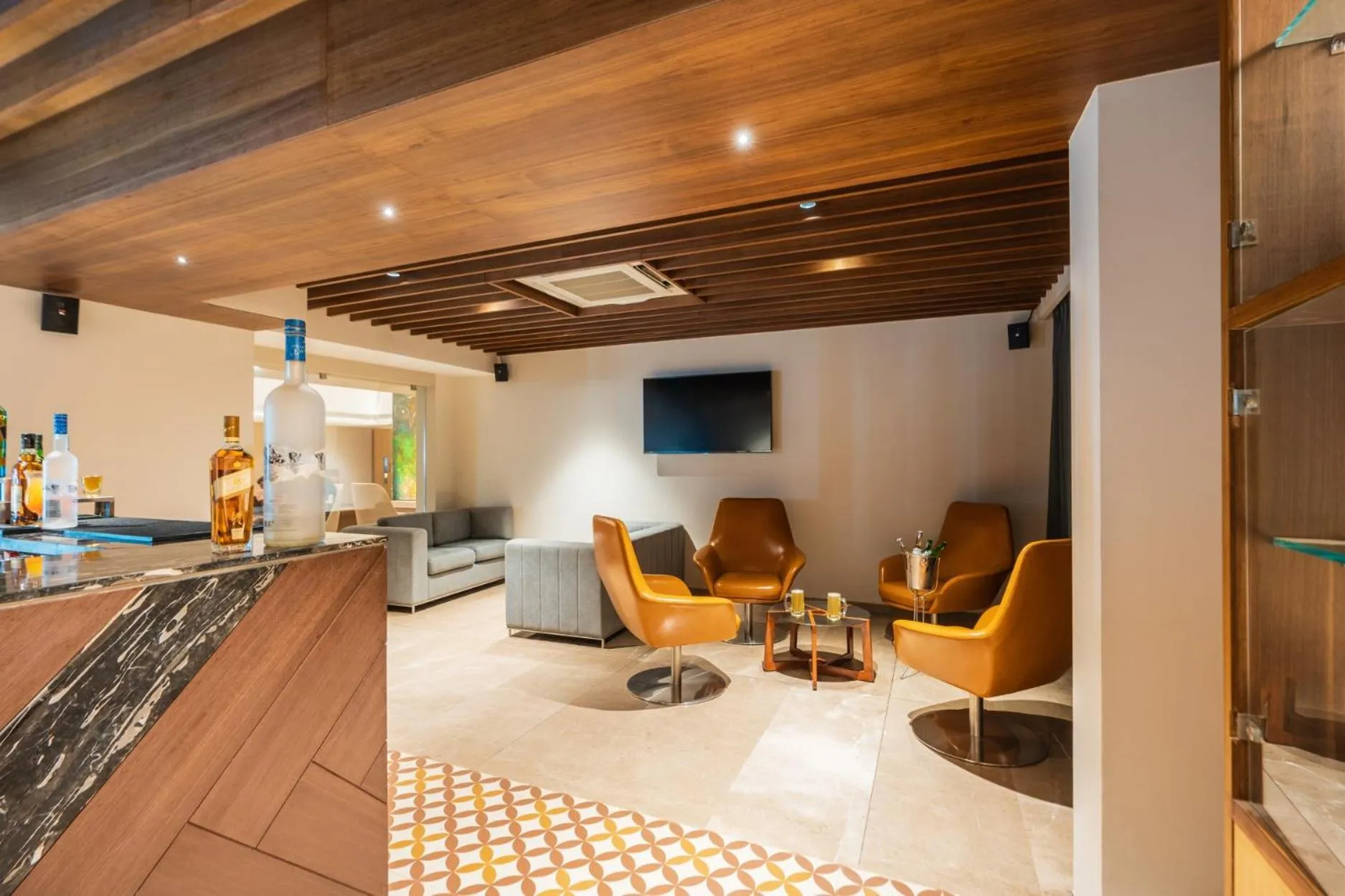 Communal lounge/ TV room in De Mandarin Hotel Goa