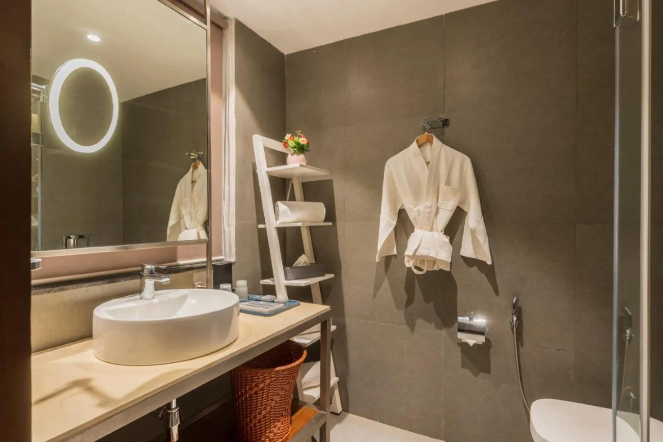 Toilet in De Mandarin Hotel Goa