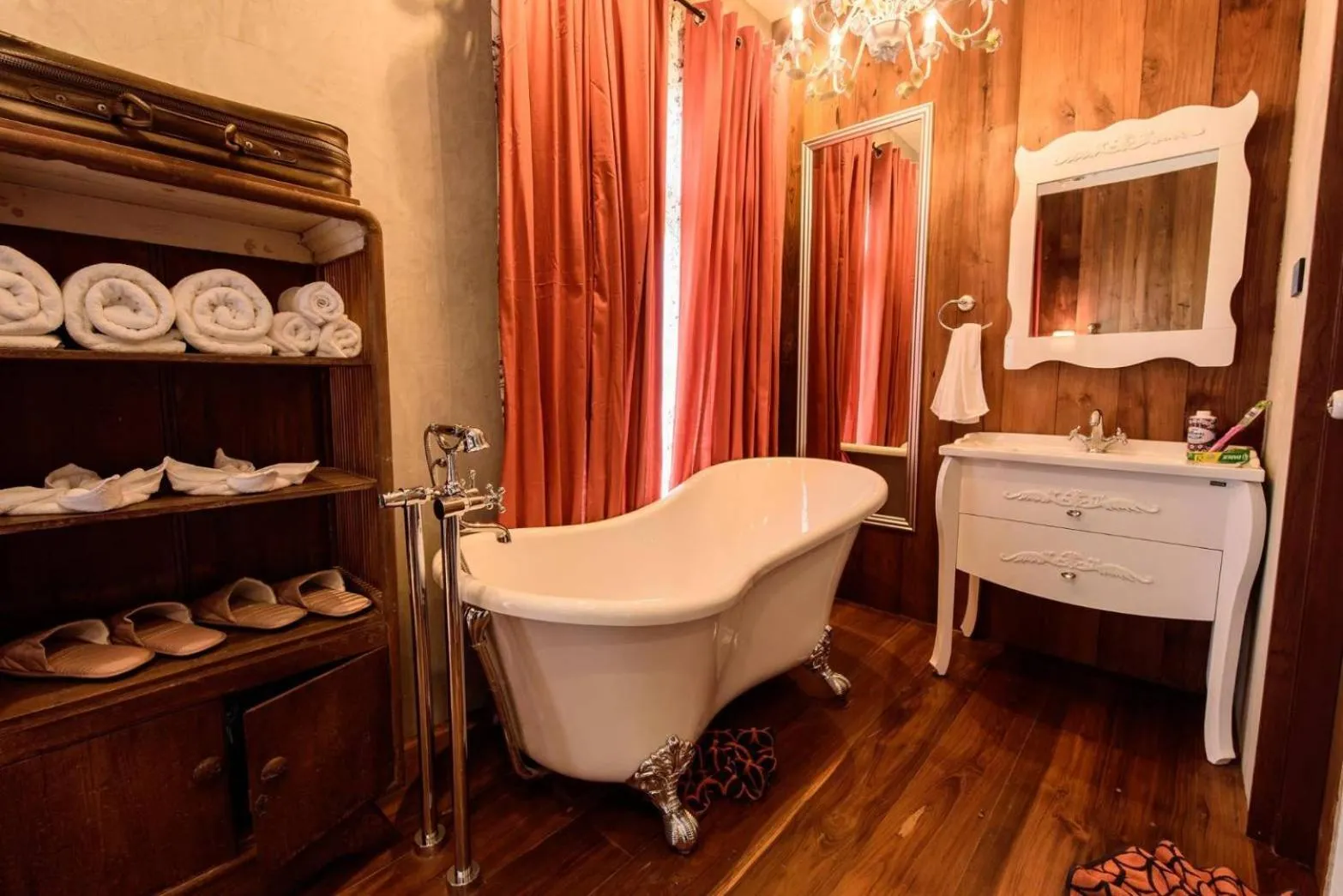 Hot Tub in RoomQuest Rimrabeang at Amphawa